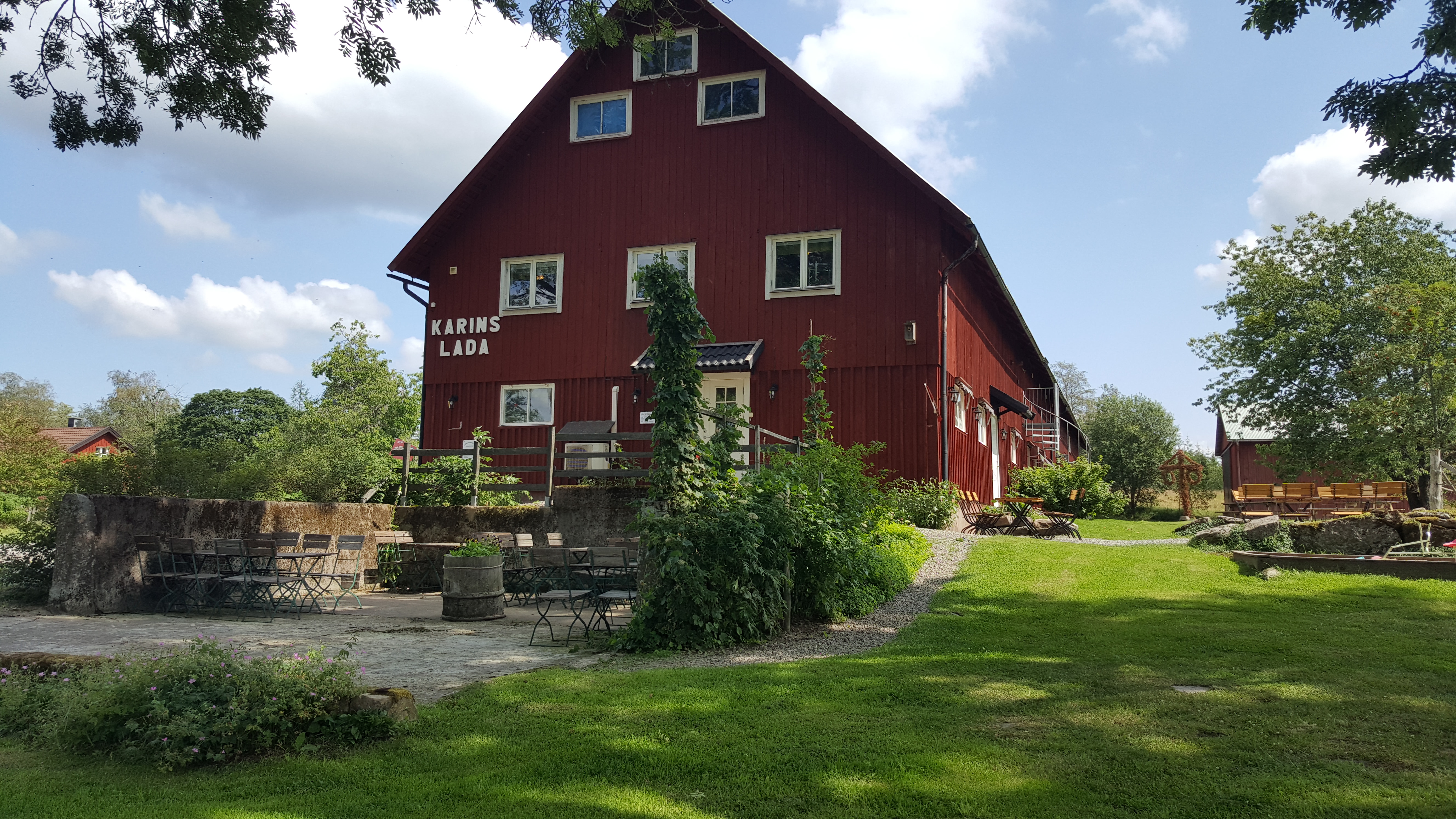Karins Lada är ett gårdskafé med butik och museum av gården tidigare redskap i Strängsered, Ulricehamn.