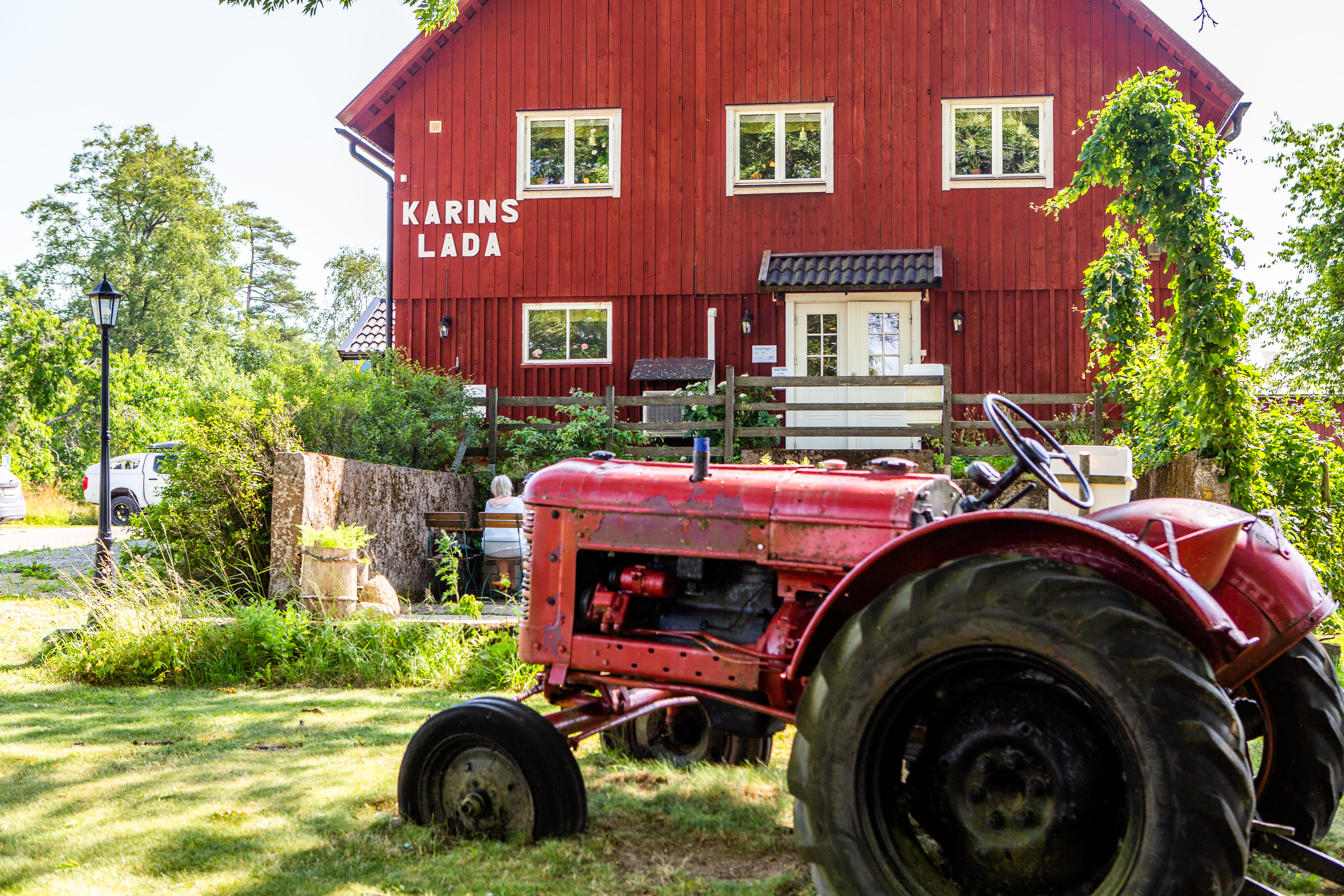 Karins Lada med sin röda traktor
