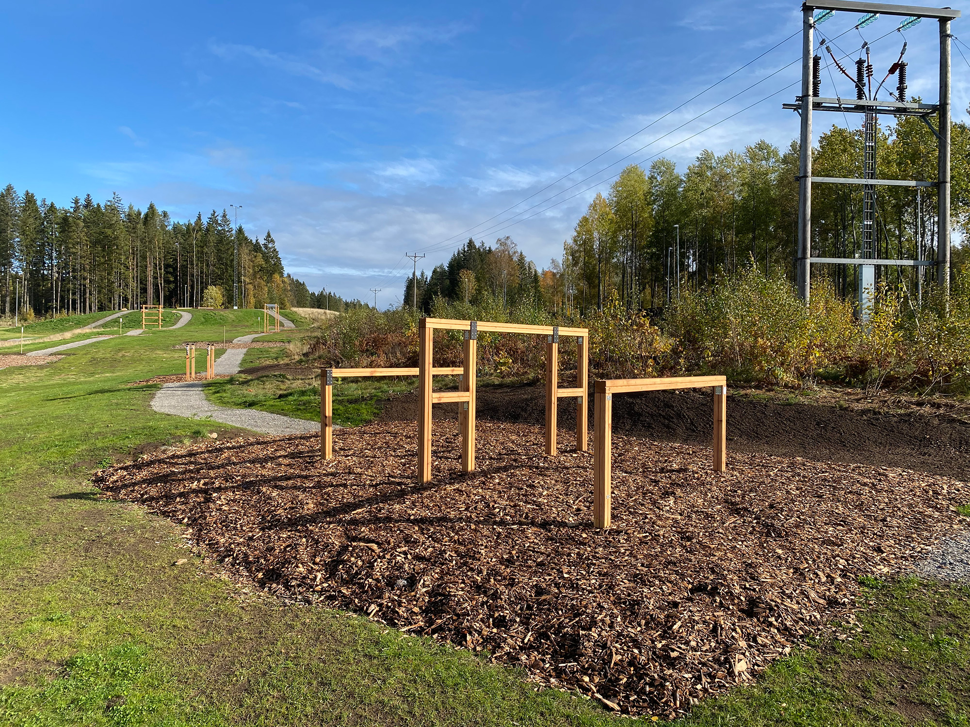 En hinderbana med hinder i trä, på friluftsområdet lassalyckan i Ulricehamn. 