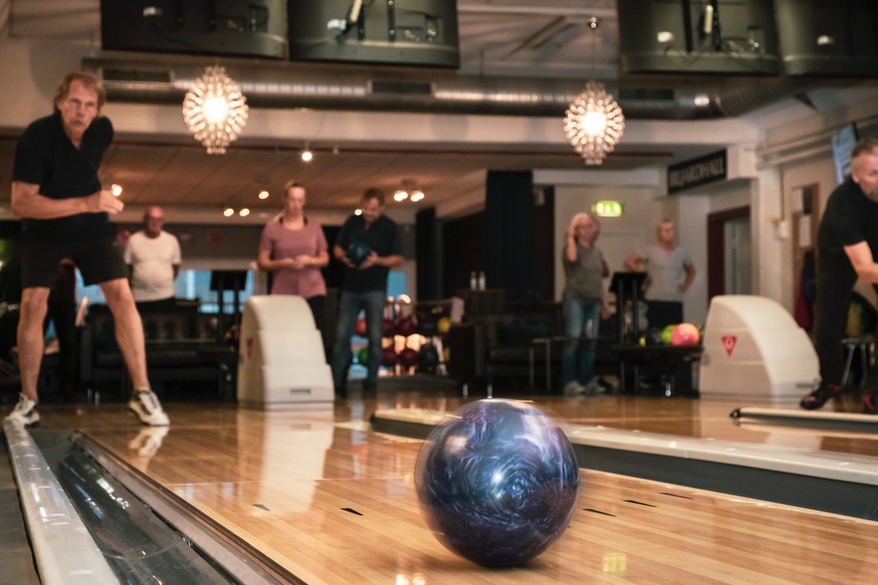 Människor som bowlar