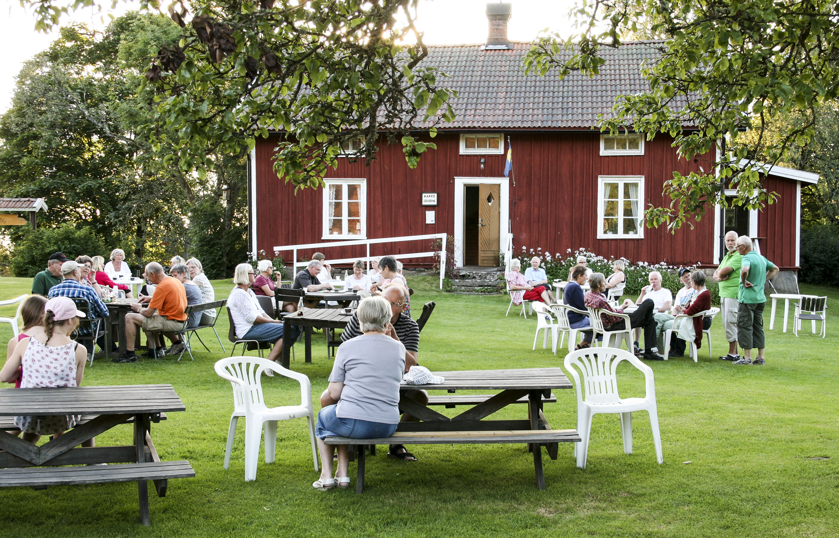 Kölaby Hembygdsförening firar midsommar på Kronogården strax utanför Trädet i Ulricehamn.