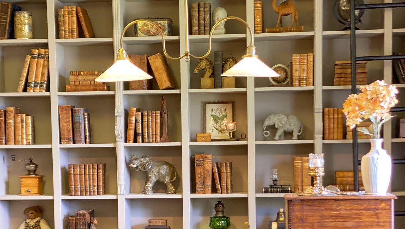 Brun byrå med en bokhylla i vintagebutiken lilla Äspered.