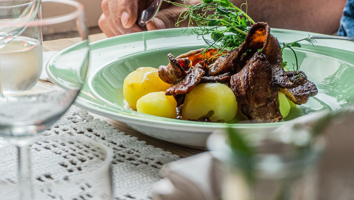 En maträtt med kött och potatis