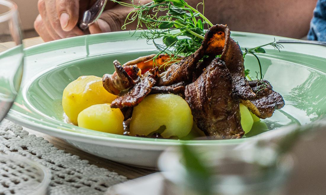 En maträtt med kött och potatis