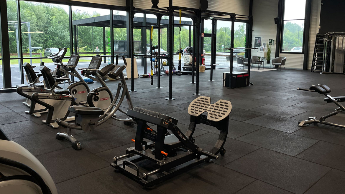 Bild på maskiner i ett gym