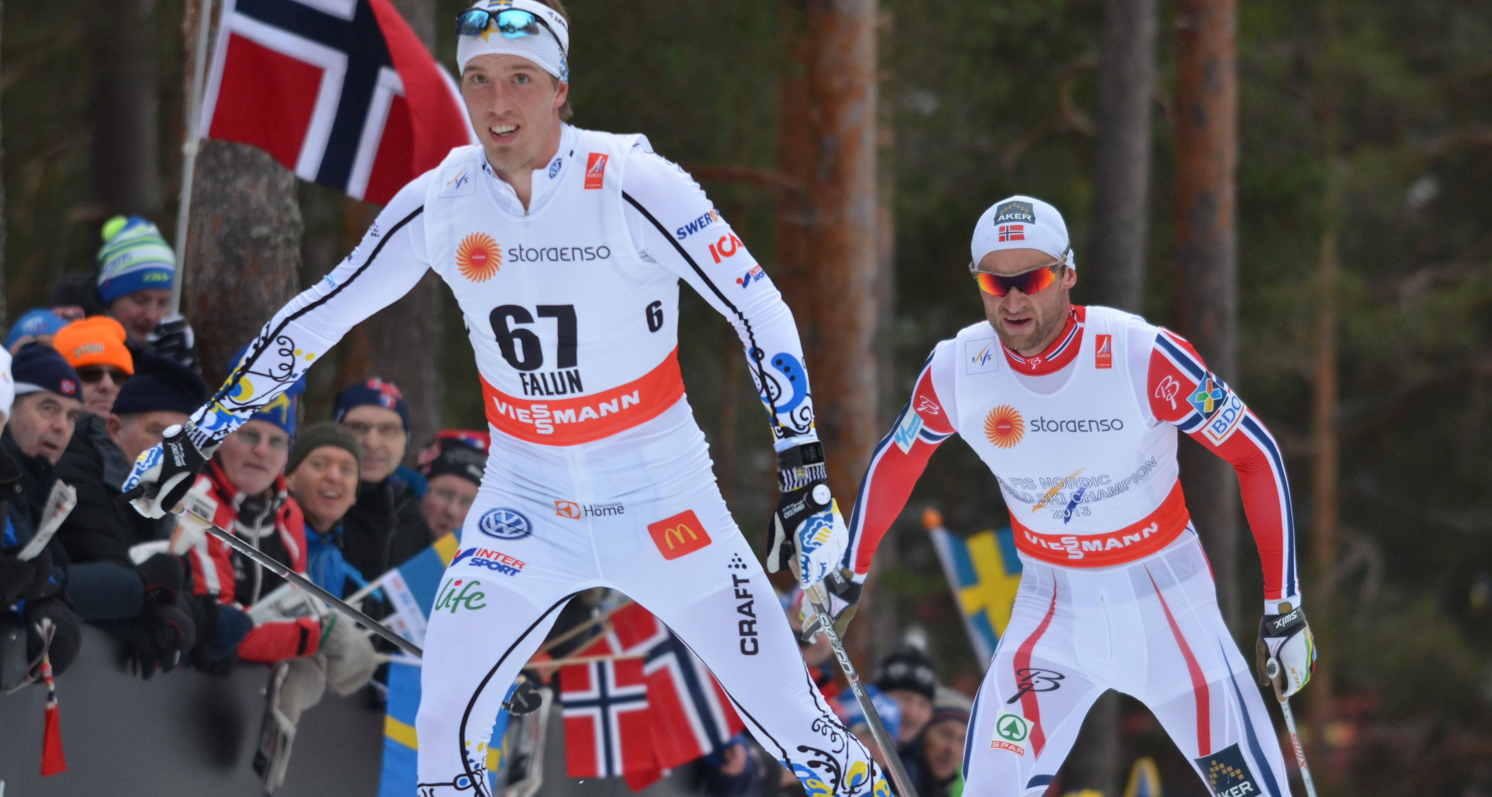 Two skiers and a norwegian flag