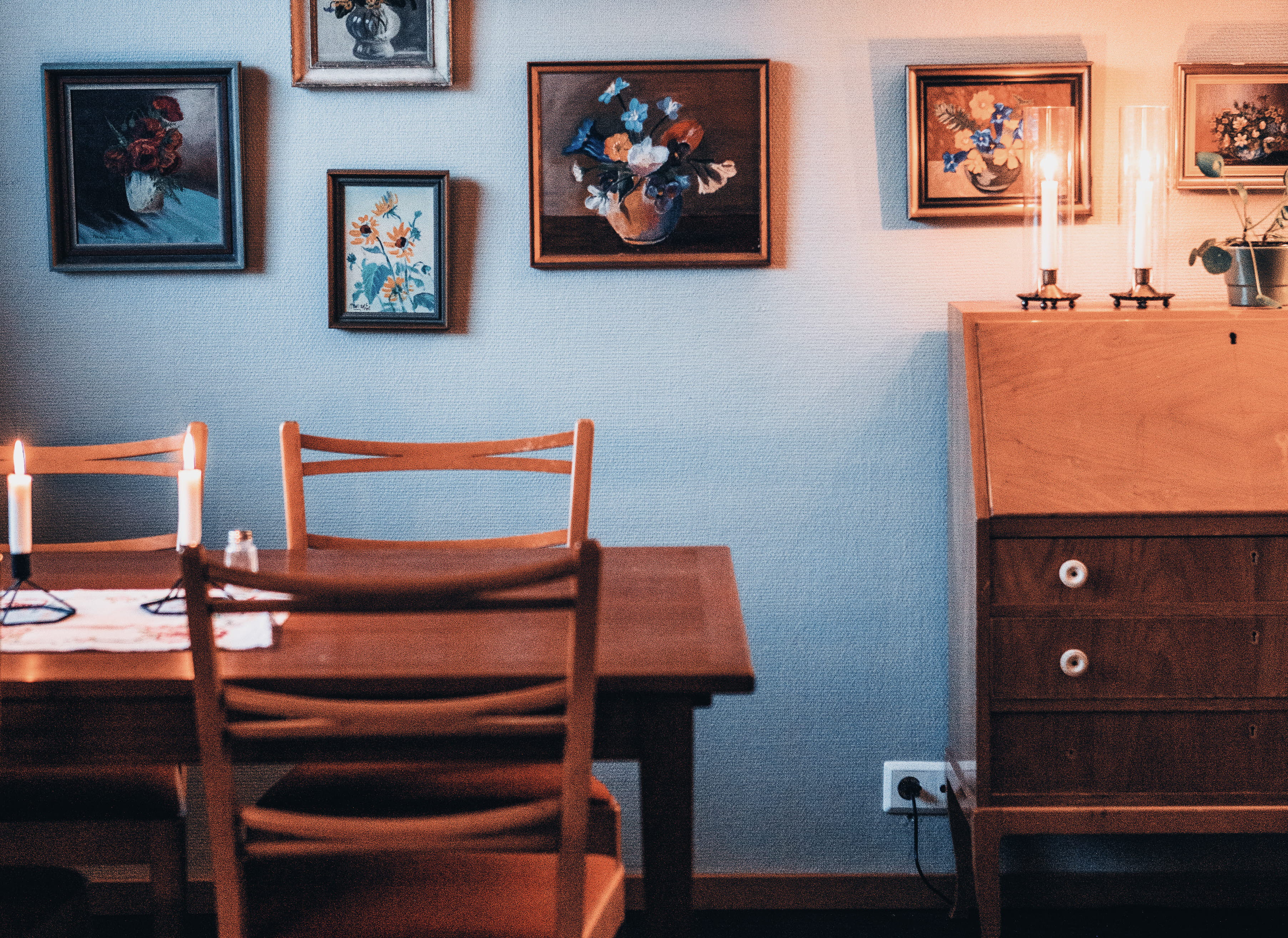 vintage tavlor och second hand möbler i matsal på Hotell Nyboholm