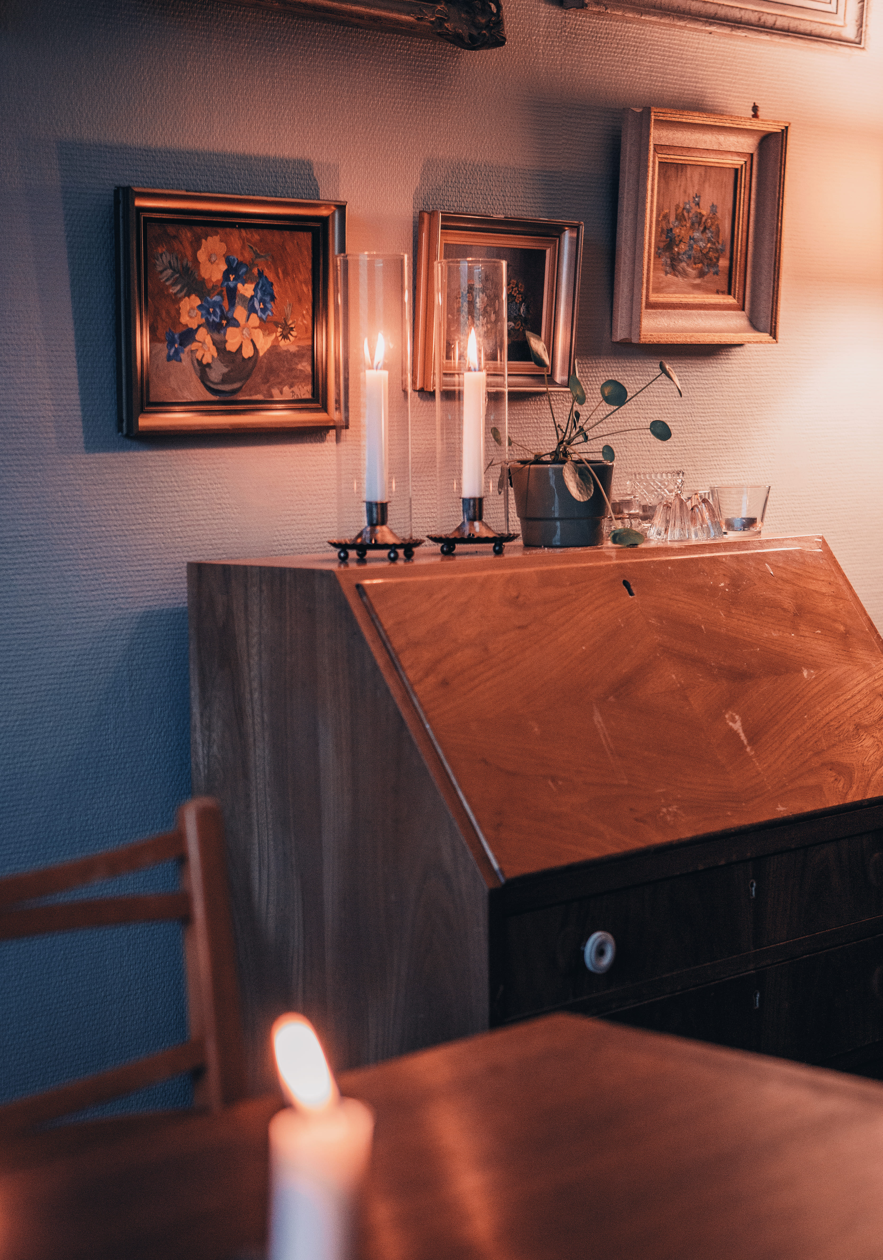 Äldre möbler och tavlor i ett mysigt krypin