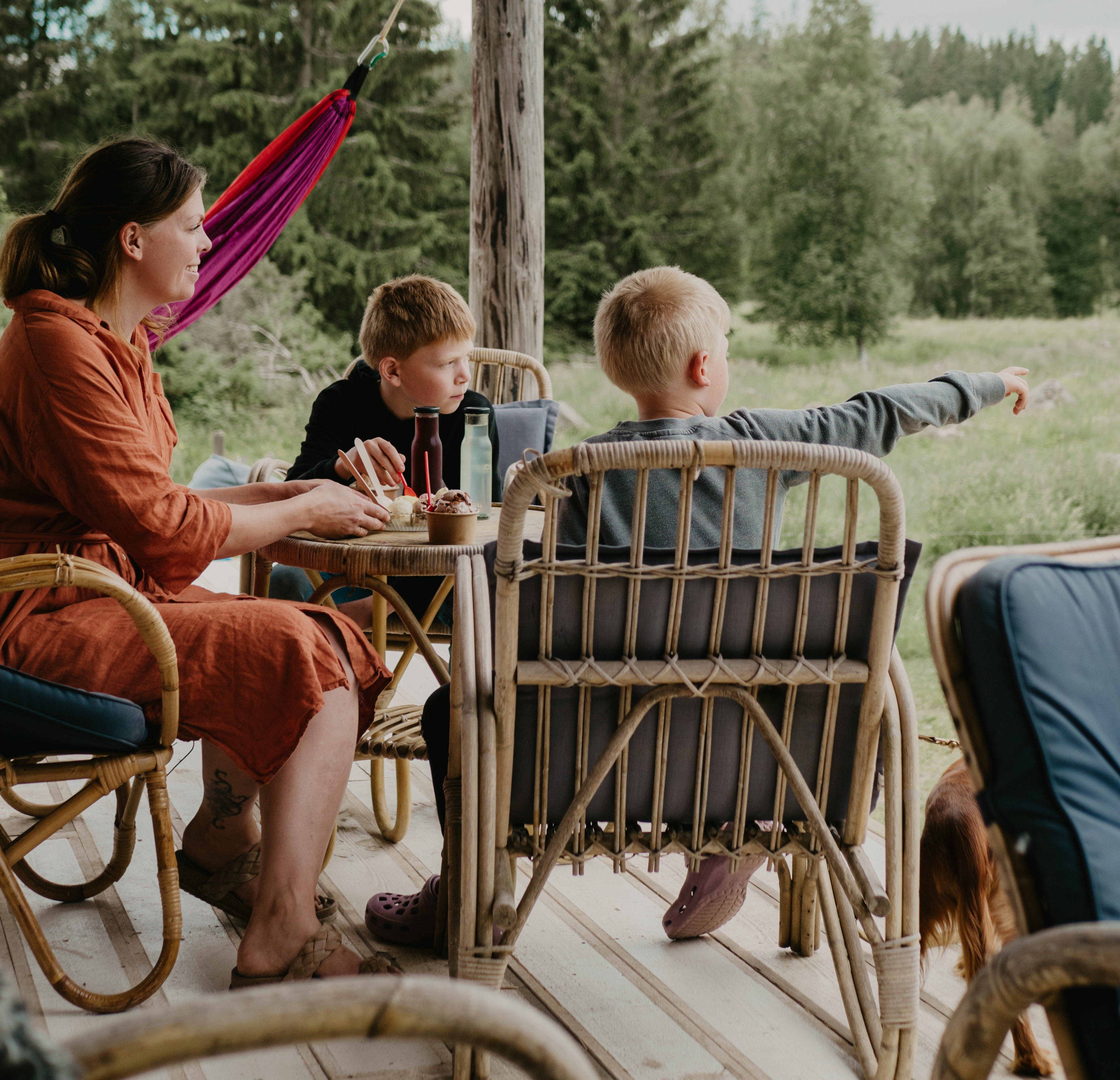 Familj sitter på terass och äter glass