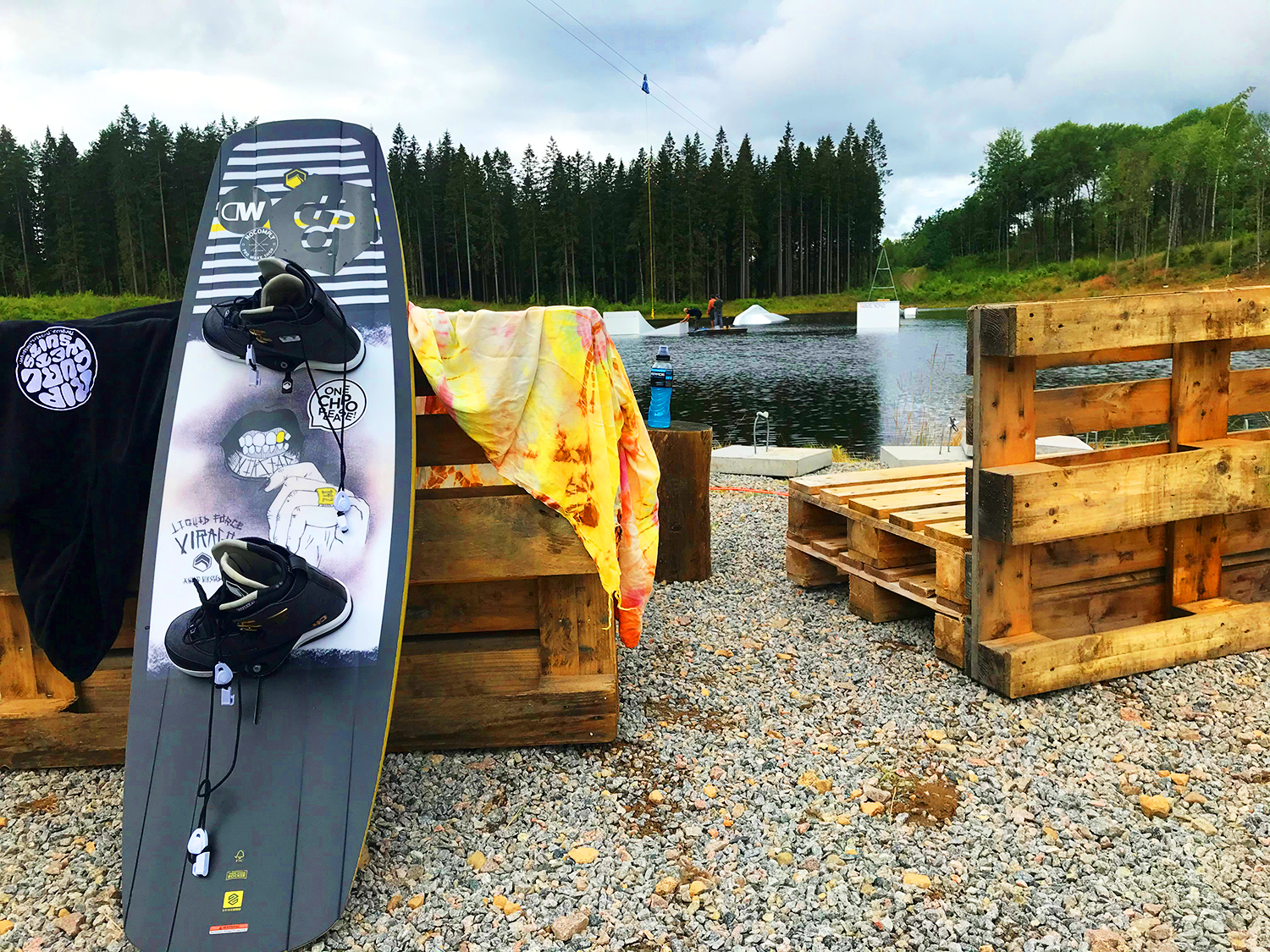 en wakeboard framför en sjö