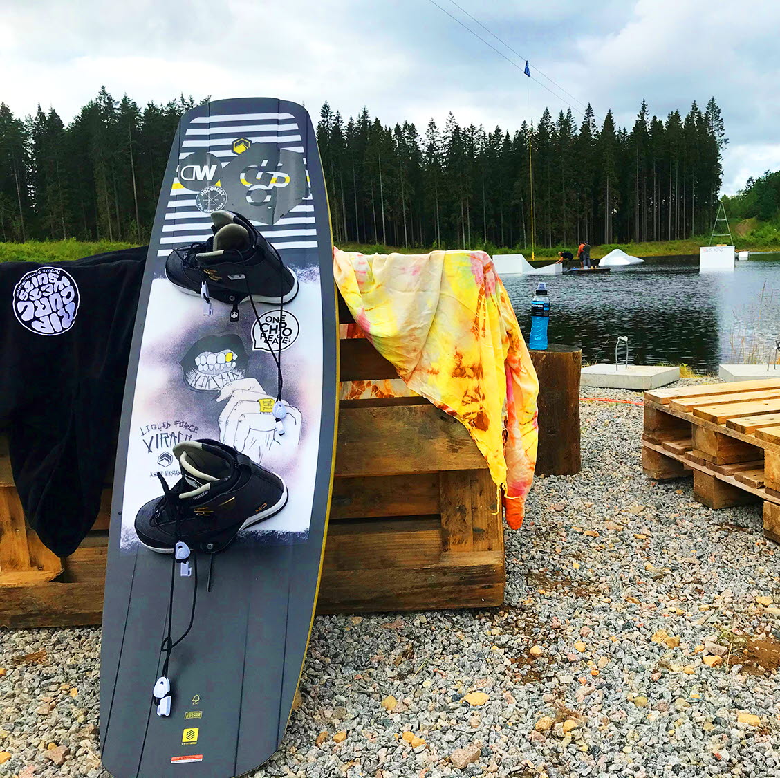 en wakeboard framför en sjö