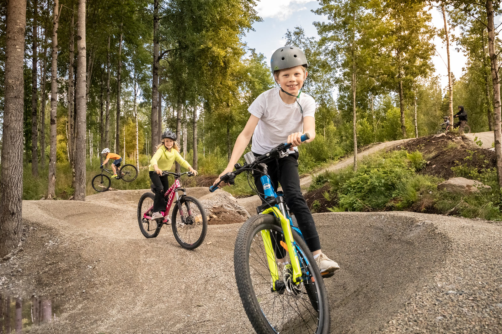 Children on bicykles in the pumptrack 