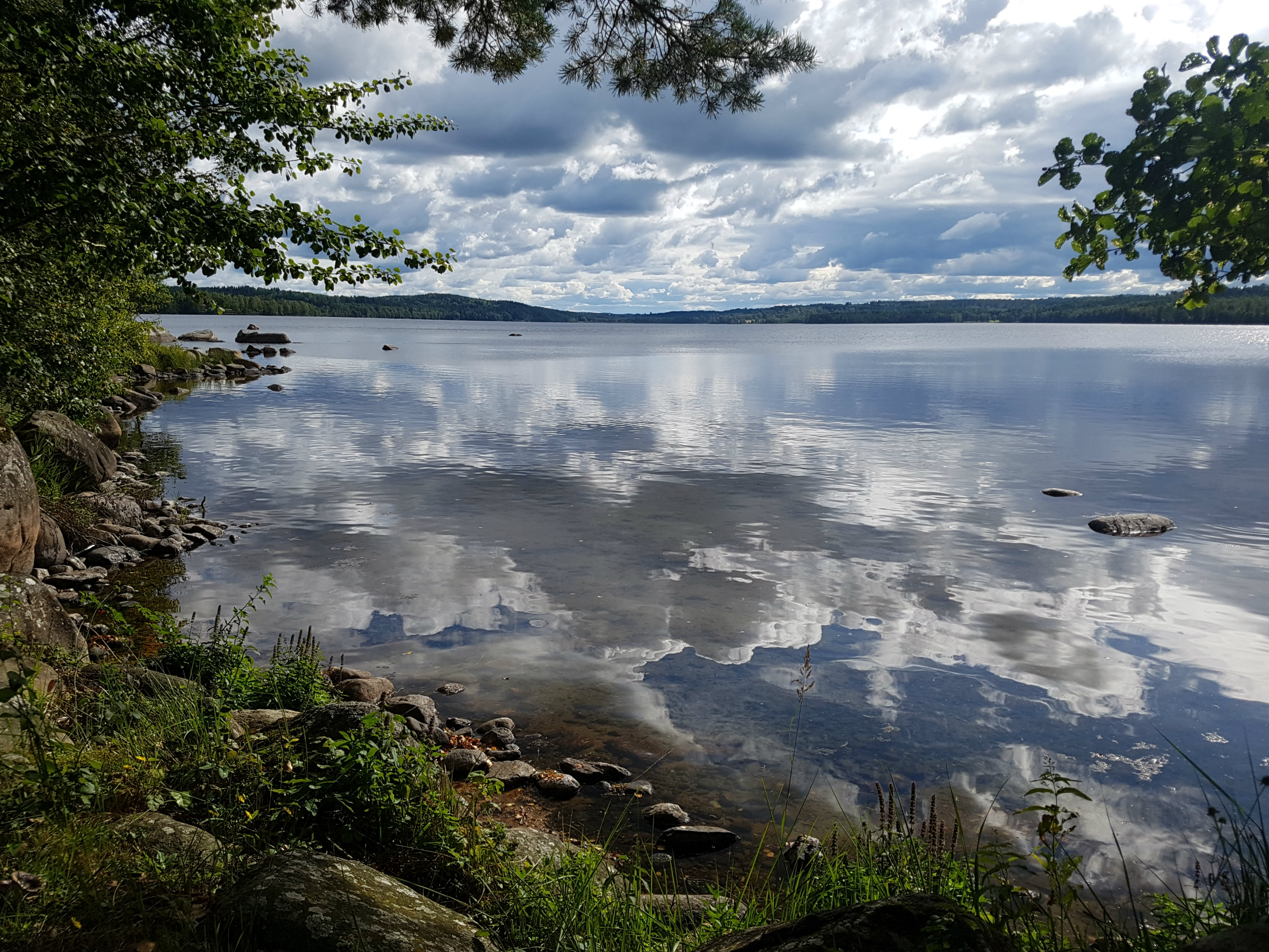 The clowds refects in the surface of a lake