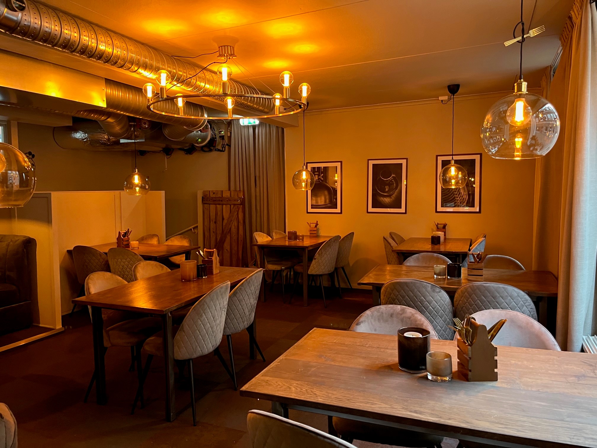 Bord och stolar på riddargränden restaurang och kafé i centrala ulricehamn