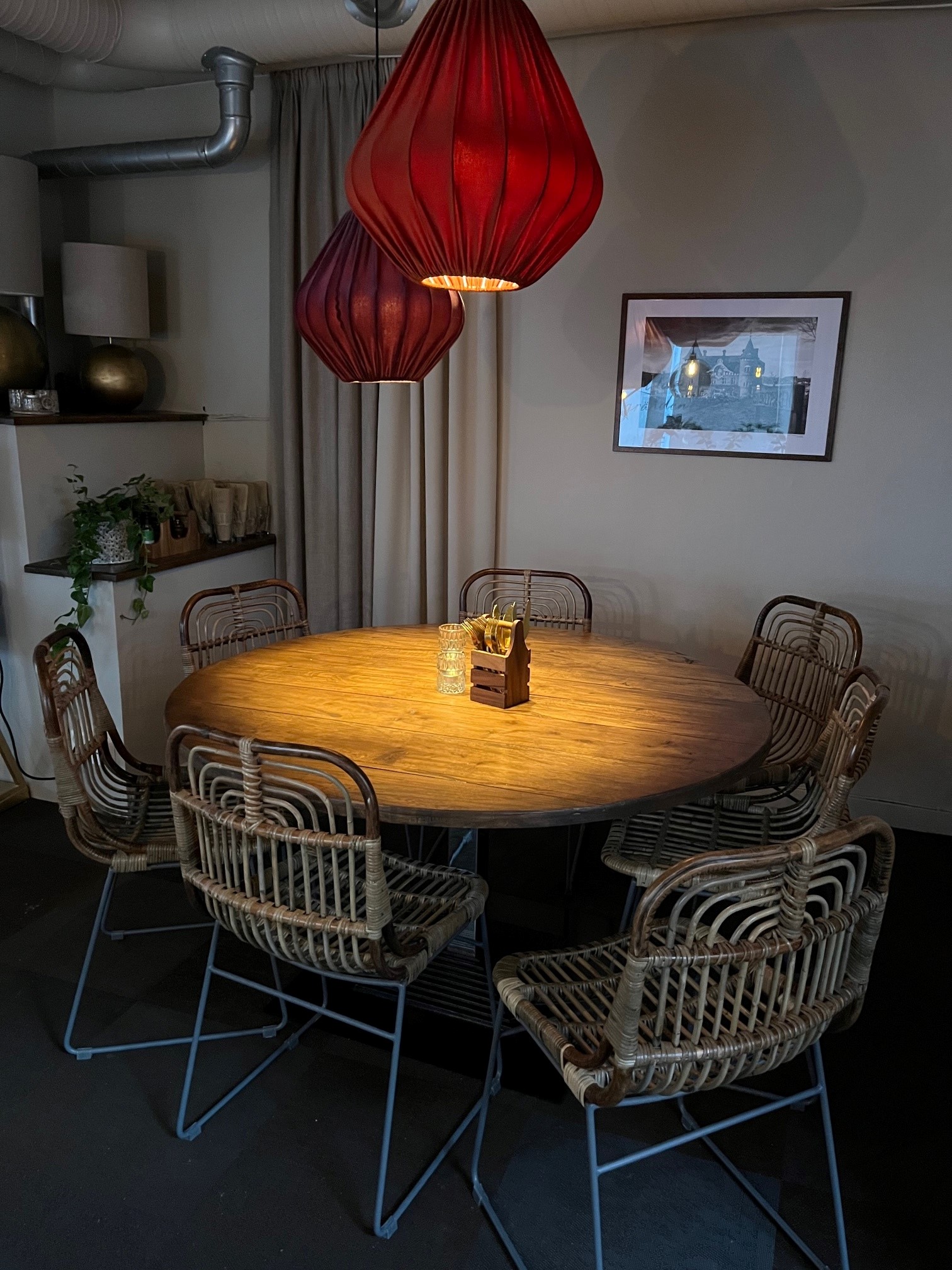 Runt bord med stolar och röda lampor på riddargränden  restaurang och kafé i centrala ulricehamn