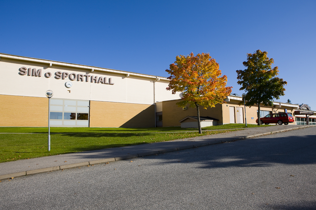 Ulricehamns Sim- och Sporthall är en stor gul byggnad