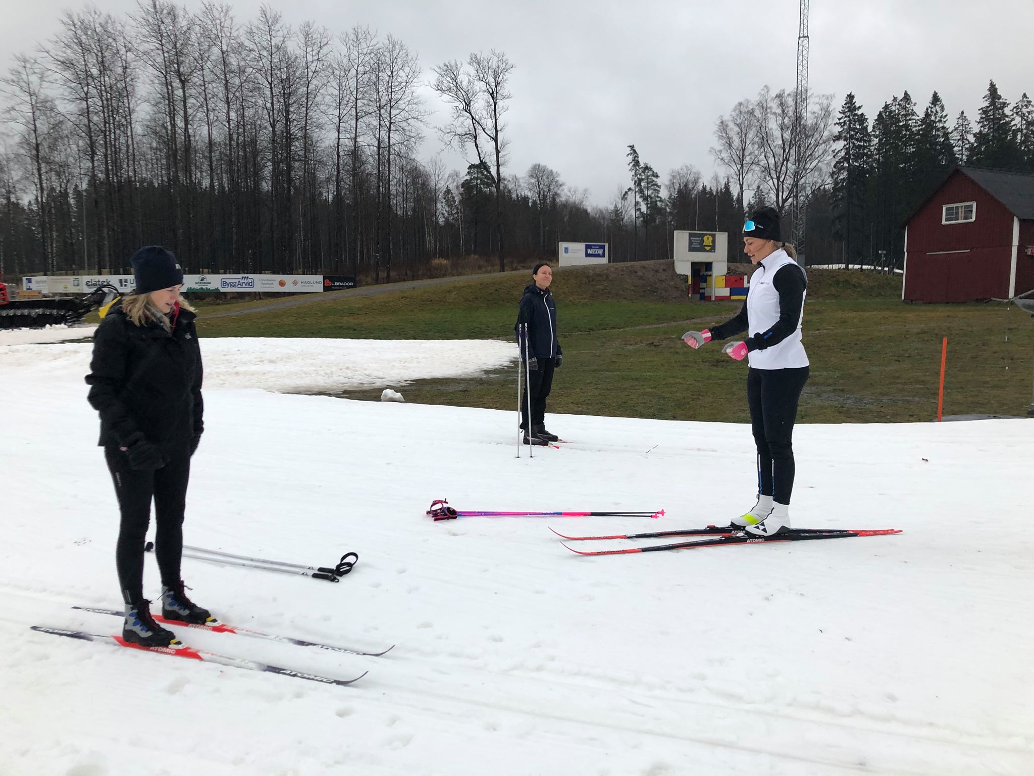 Tjejer åker Längdskidåkning på Lassalyckan i Ulricehamn 