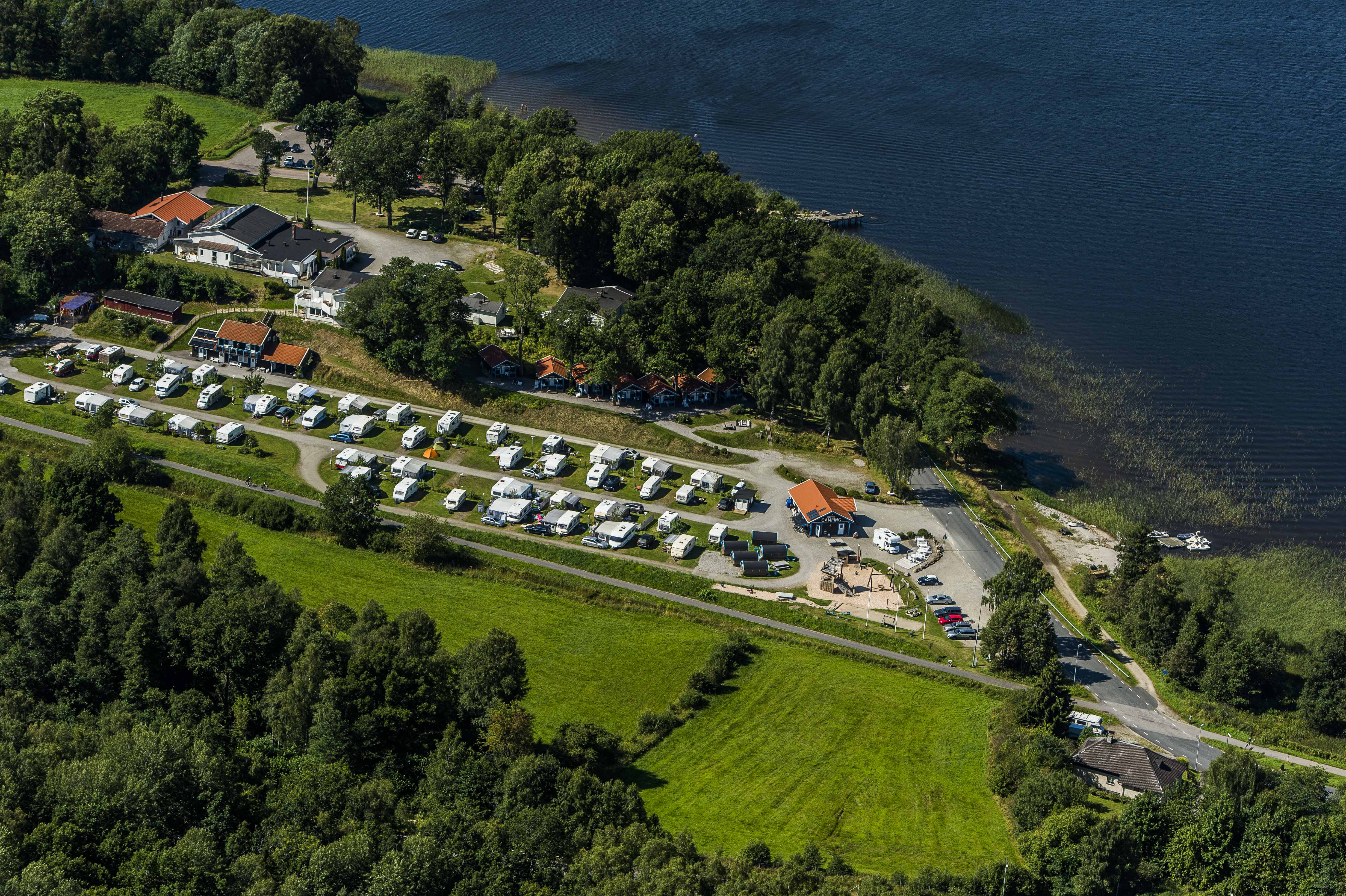 På Skotteksgårdens Camping och stugby bor du vackert intill sjön Åsunden i Ulricehamn. 