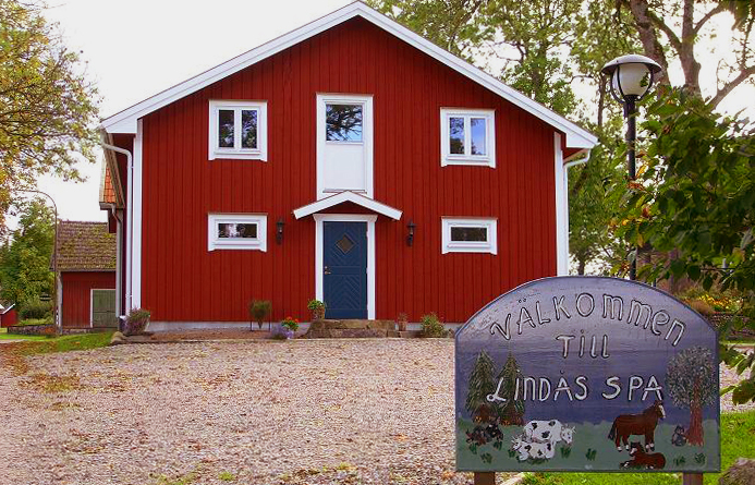 Bild på en röd stuga 