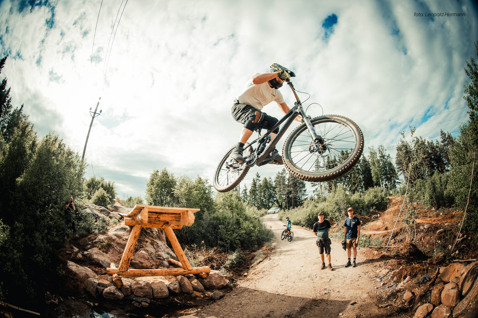 en kille som hoppas på bana med cykel