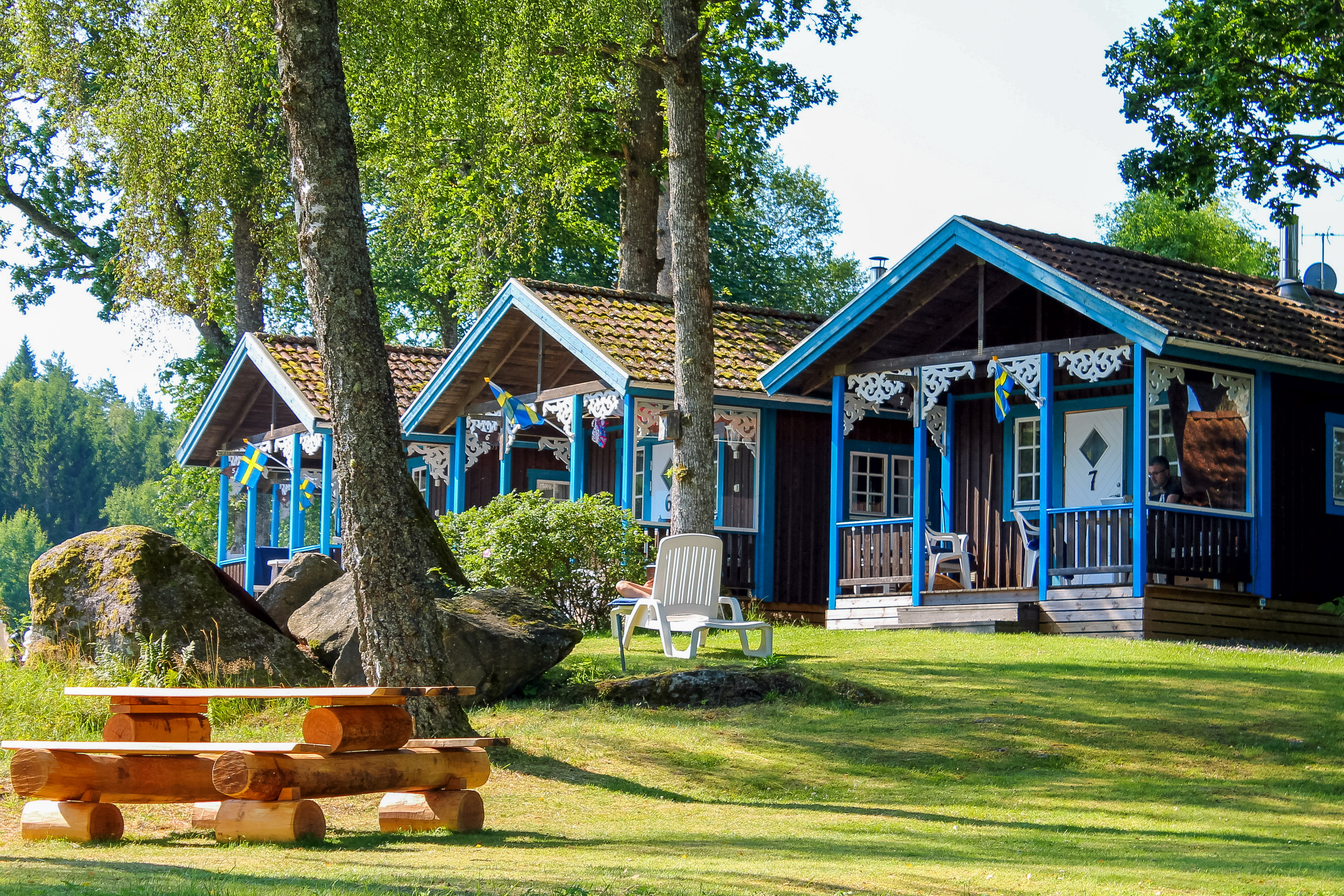 På Skotteksgårdens Camping och stugby bor du vackert intill sjön Åsunden i Ulricehamn. 