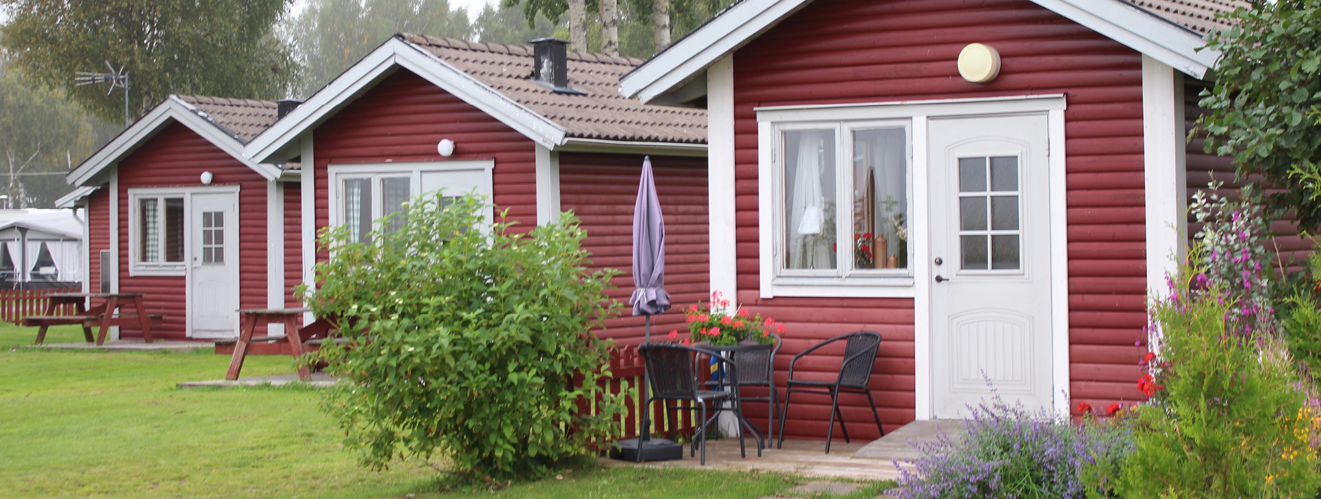 Röda stugor på rad