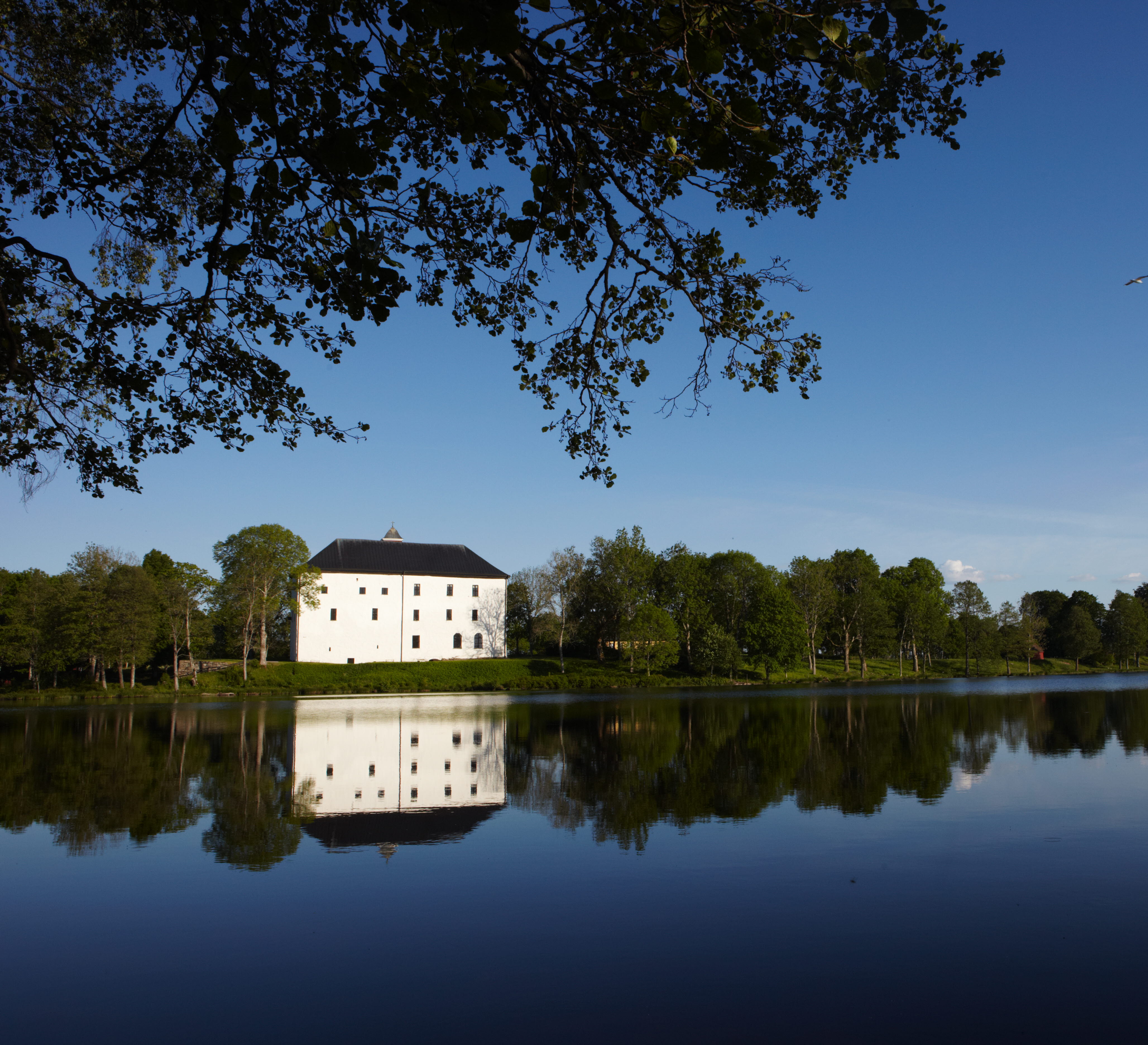 View from the lake Åsunden over Torpa Stenhus.