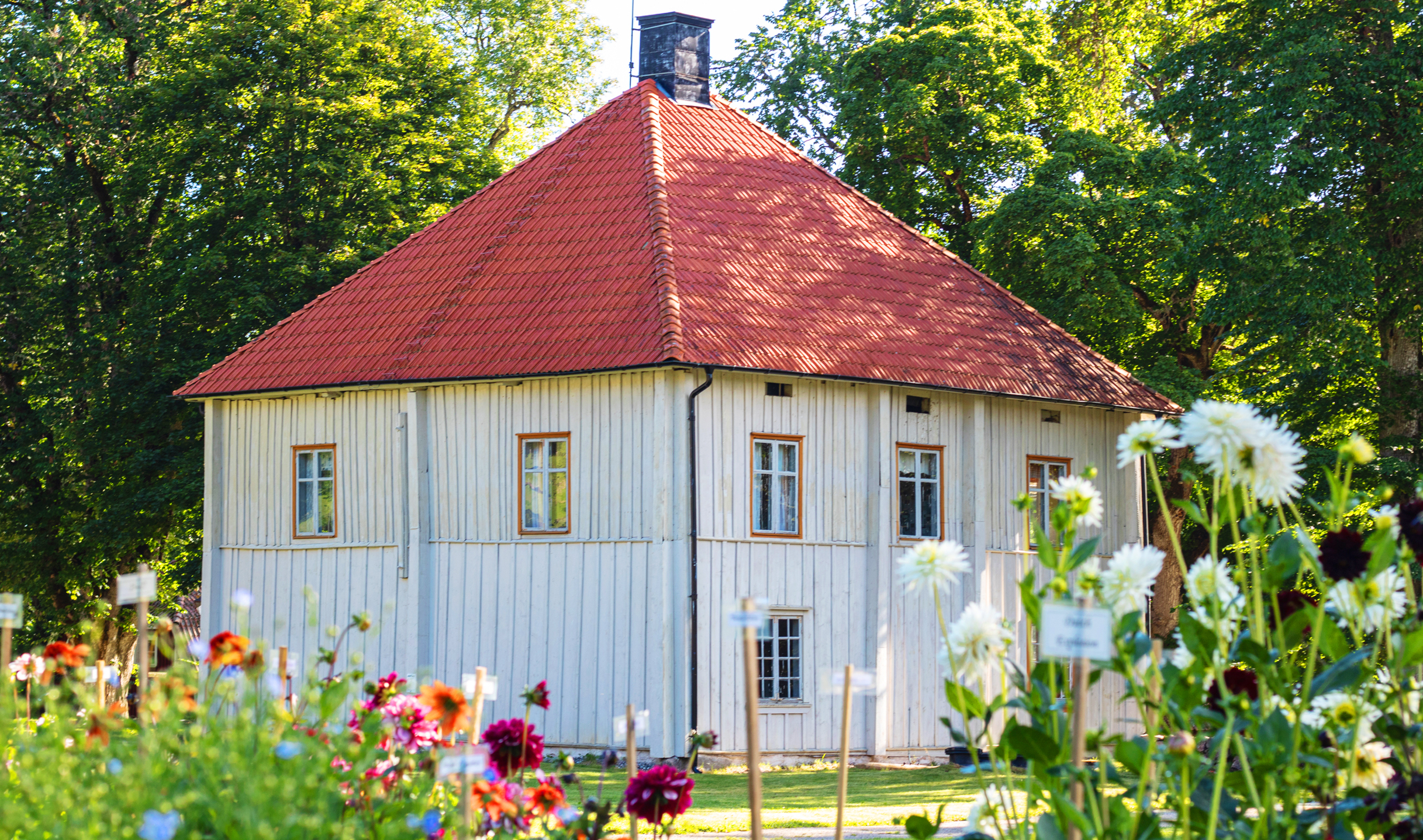 a picture of a hotel 