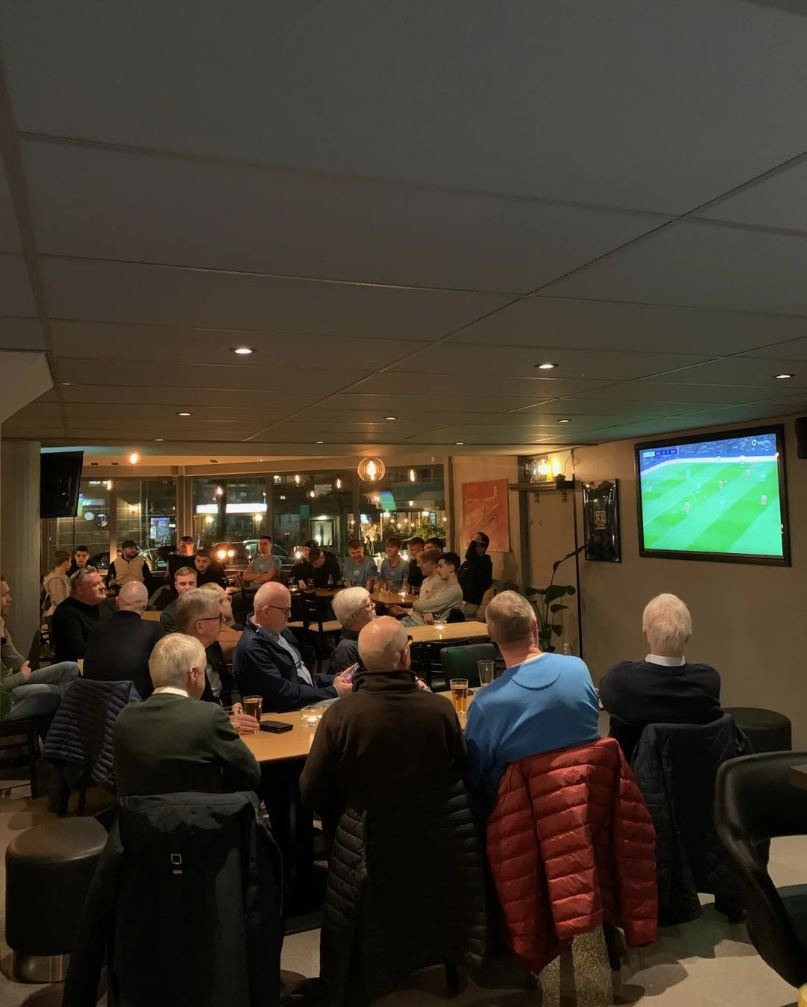 Människor som kollar på sport tillsammans i en restaurang