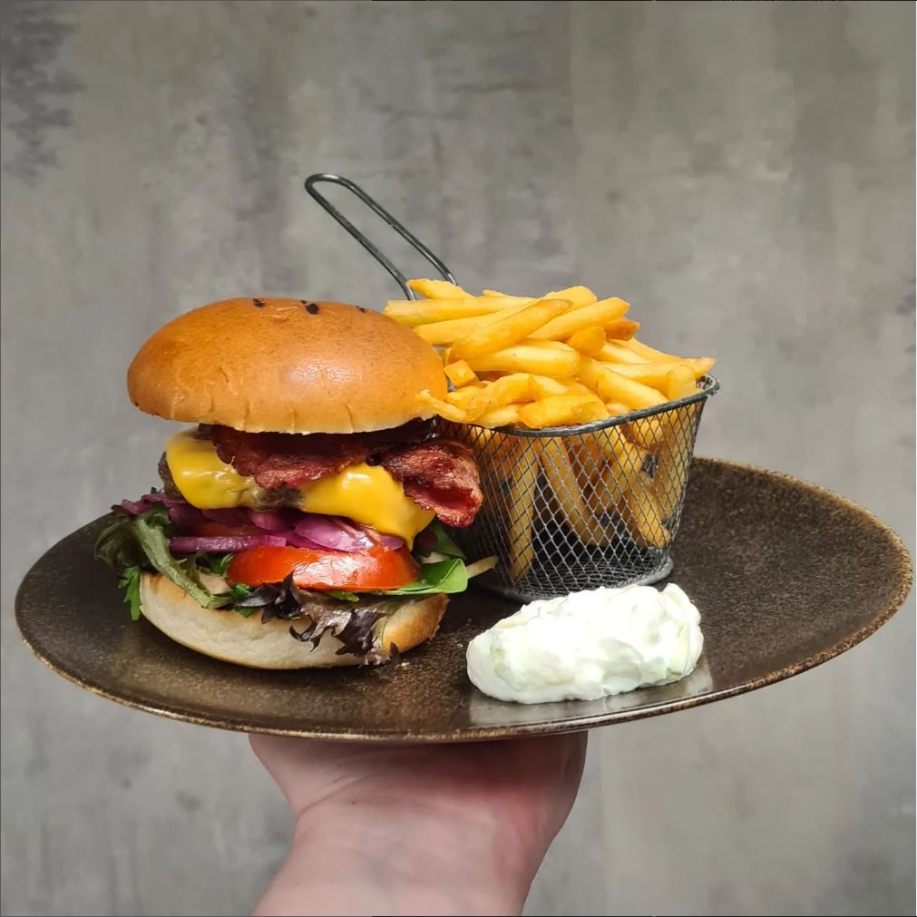 Hamburgartallrik med pommes och dressing