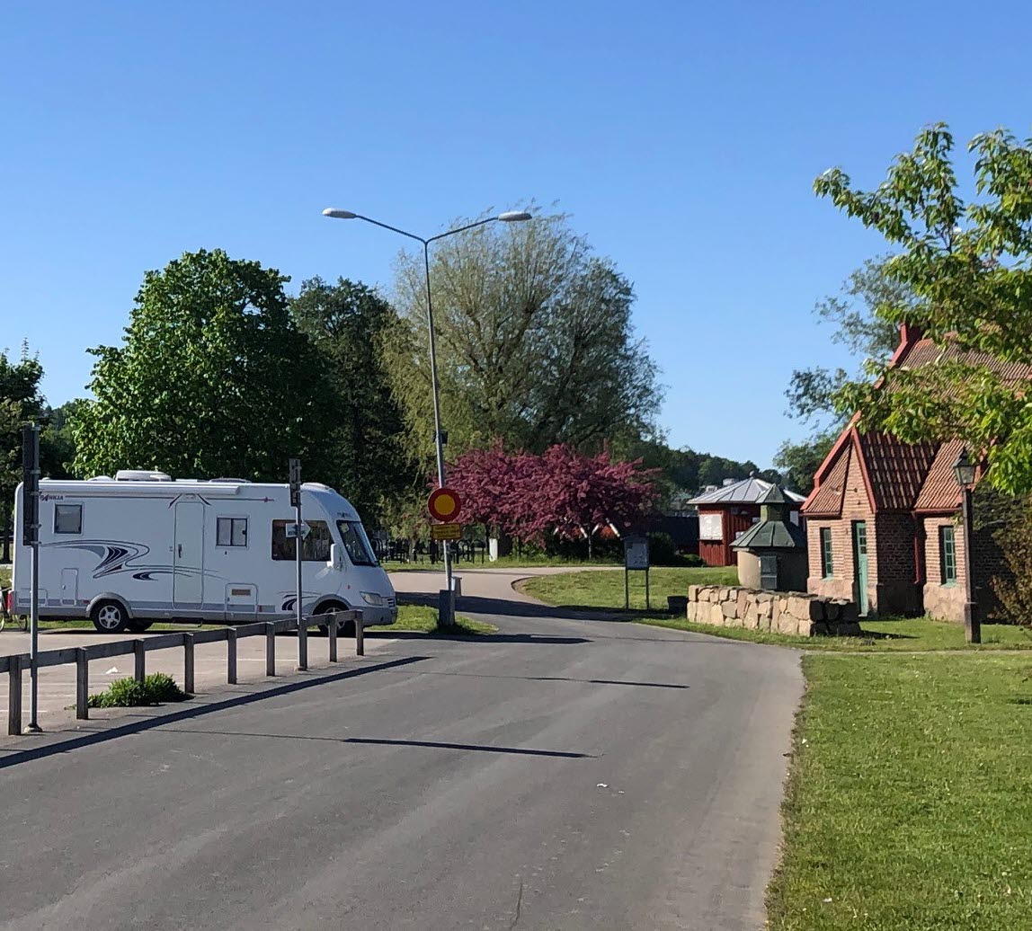 Husbilar på rad på en ställplats