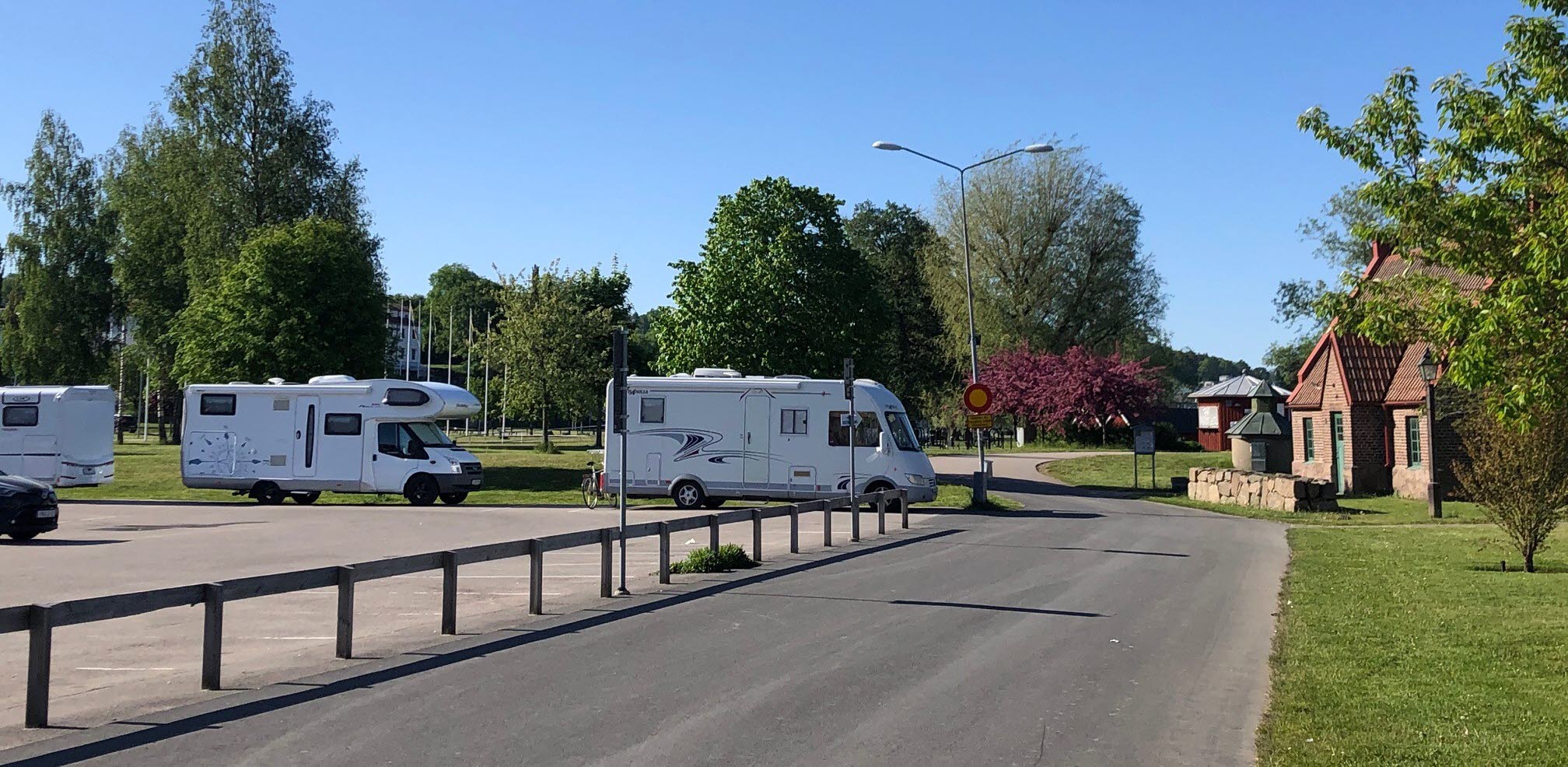 Husbilar på rad på en ställplats