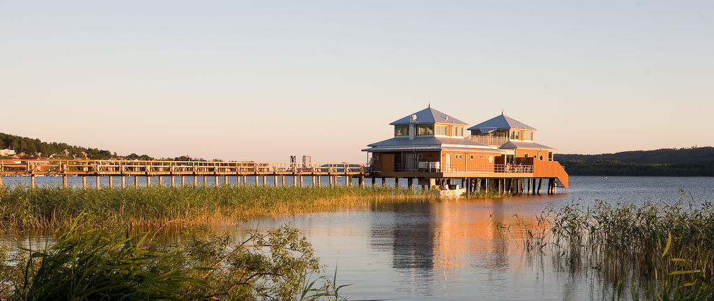 Ulricehamns Kallbadhus en sommarkväll. 