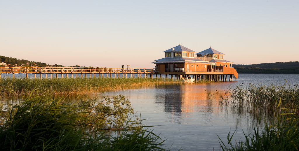 Ulricehamns Kallbadhus en sommarkväll. 