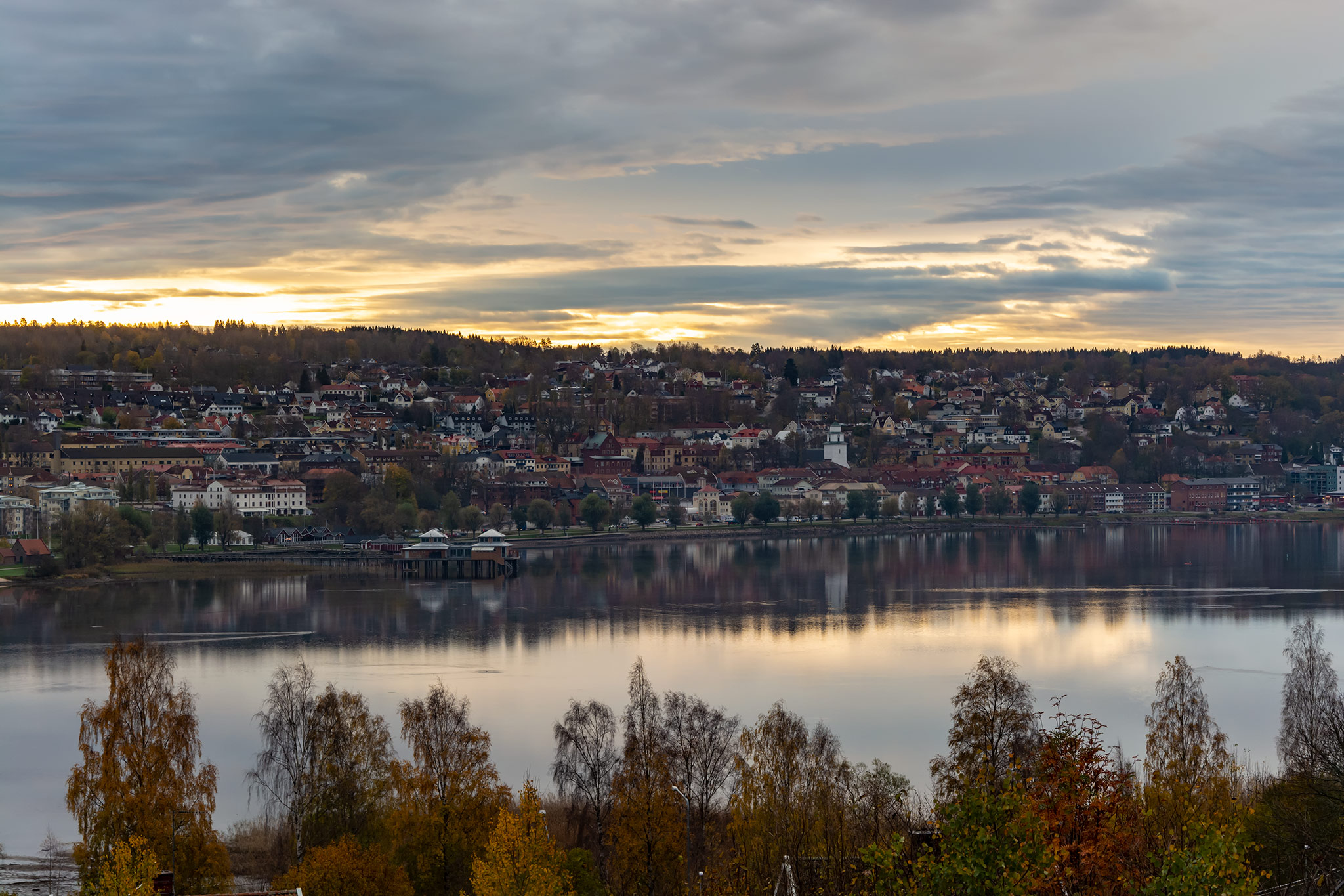 Vy över en stad som ligger vid en sjö