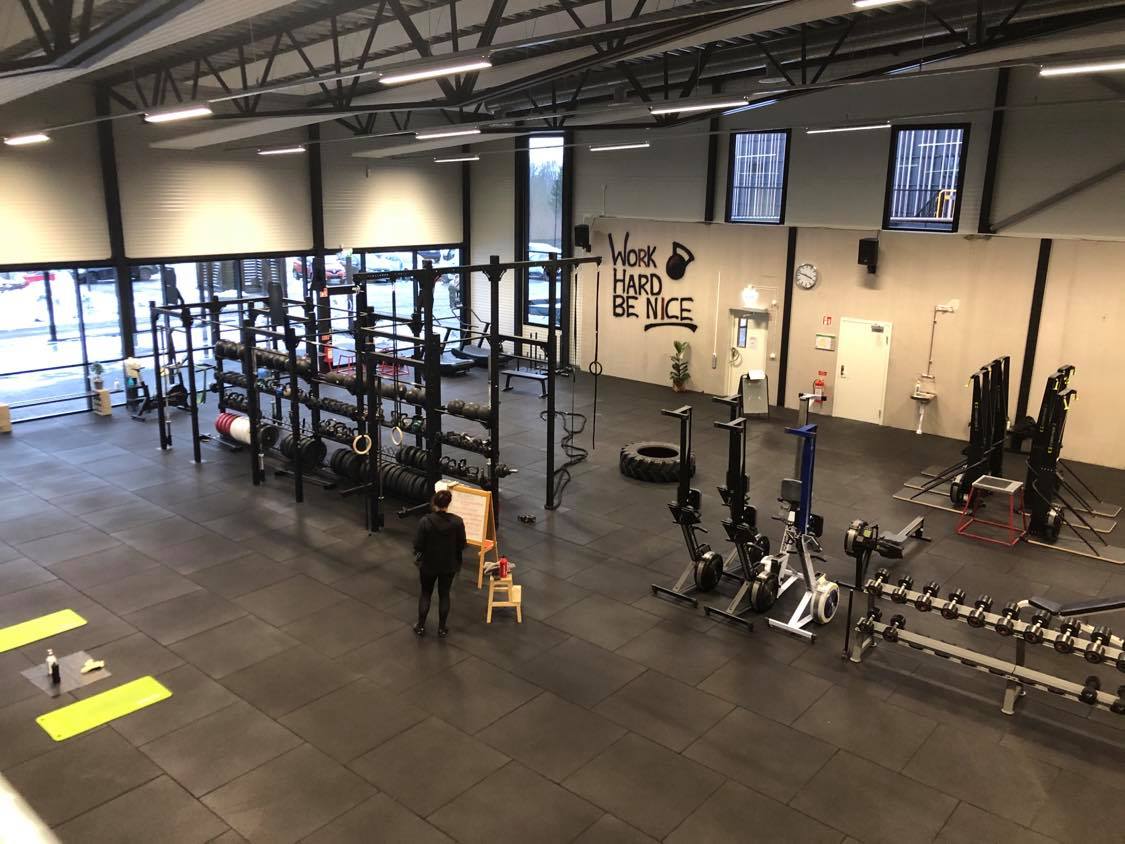 Hantlar och annan utrustning inne i ett gym