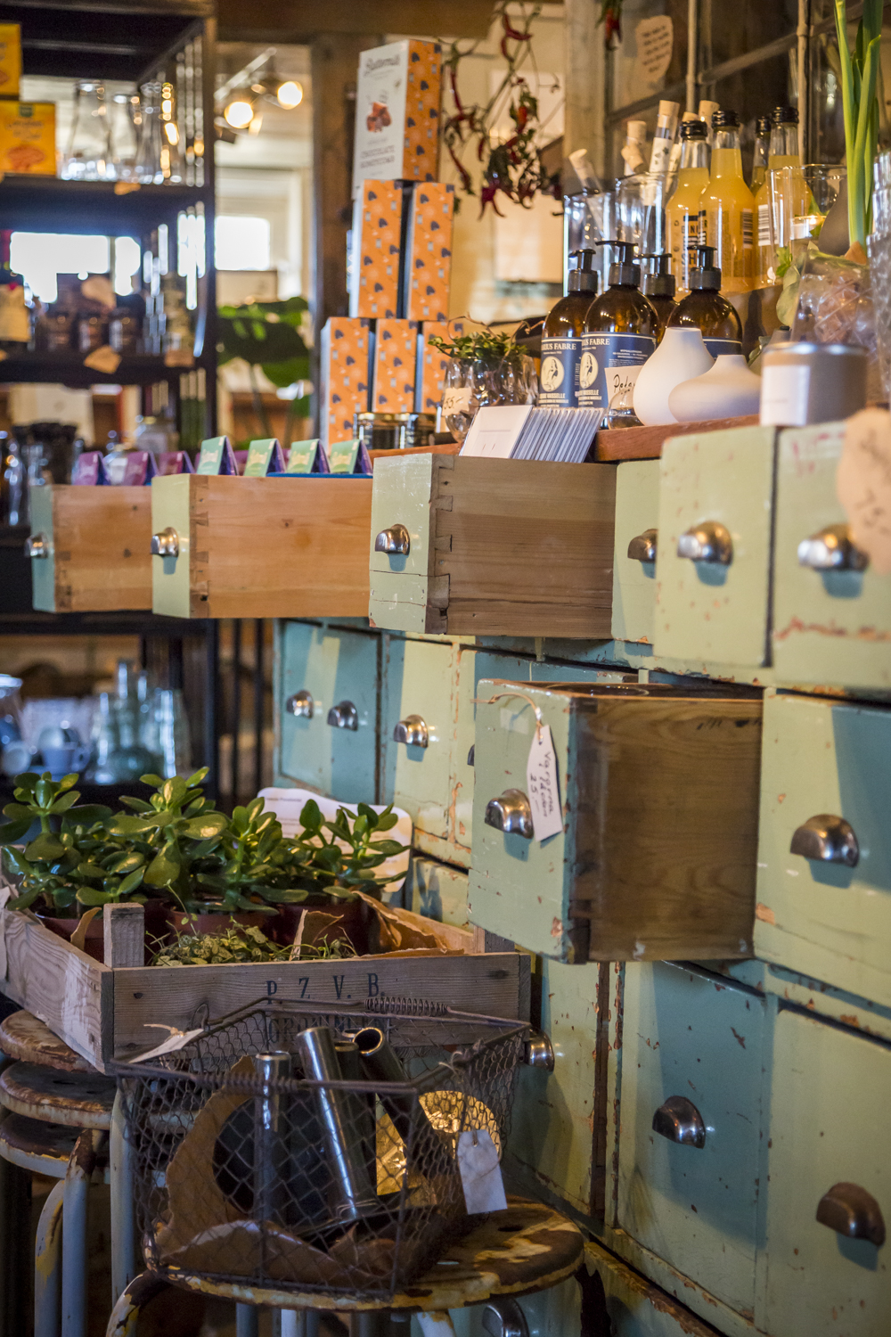 En gammal skänk med saker på hos Hemma på Källebacka