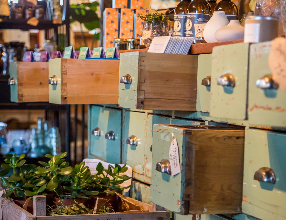 En gammal skänk med saker på hos Hemma på Källebacka