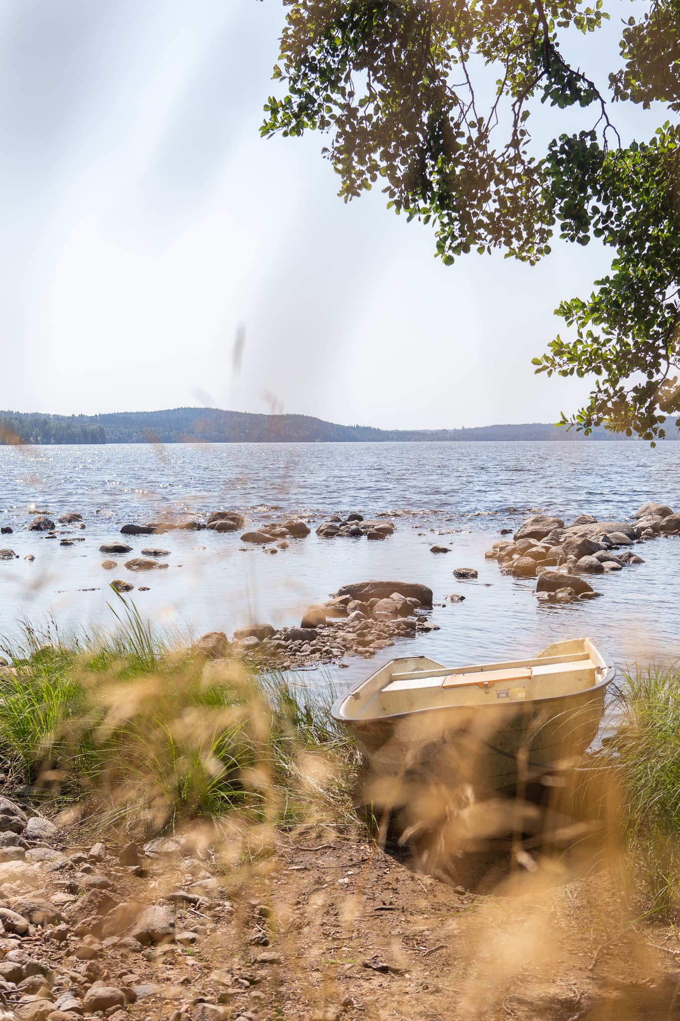 Båt längst vildmarksleden. I sjön Jogen. 