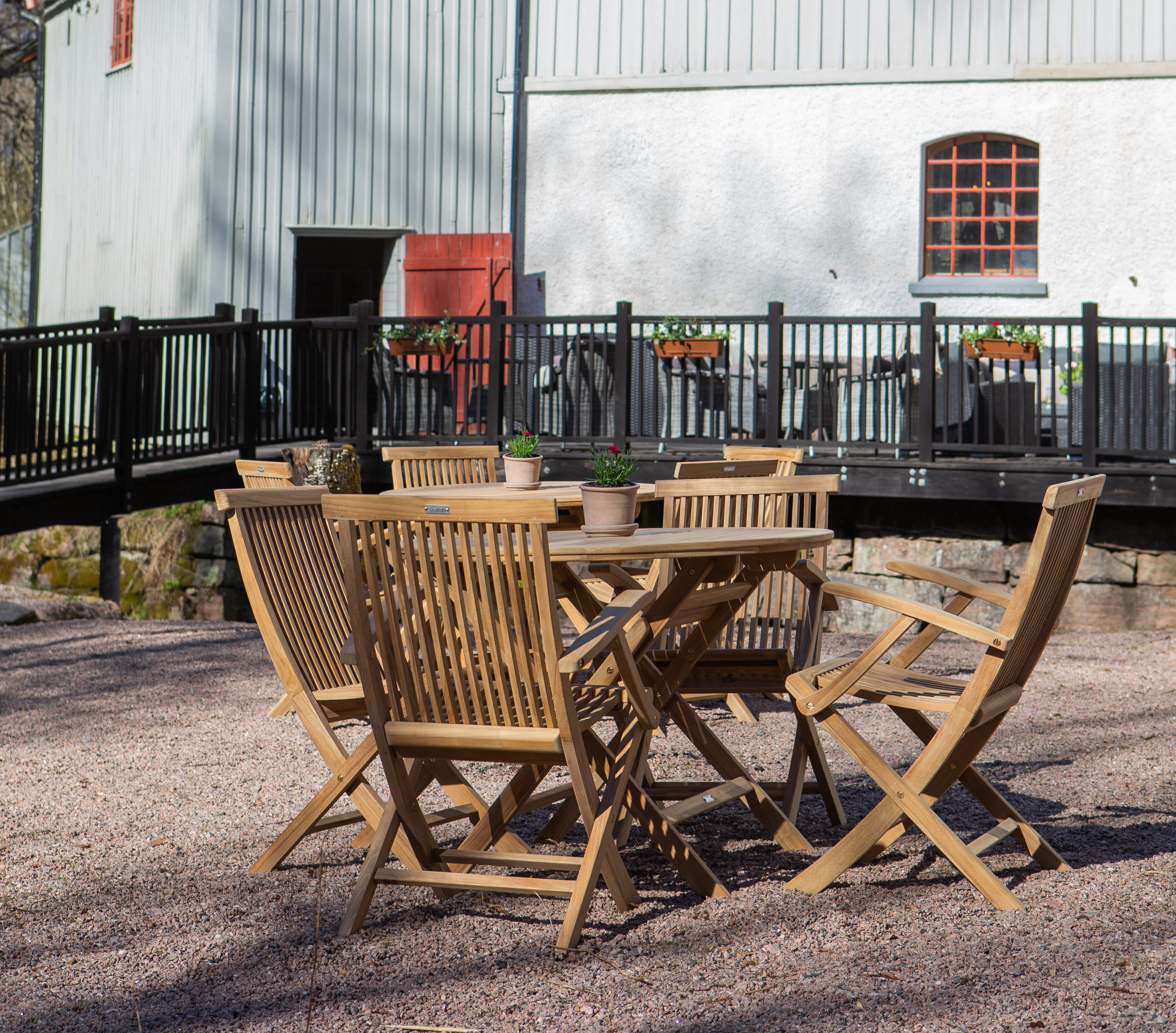 Bord utomhus i ett kvarncafé 