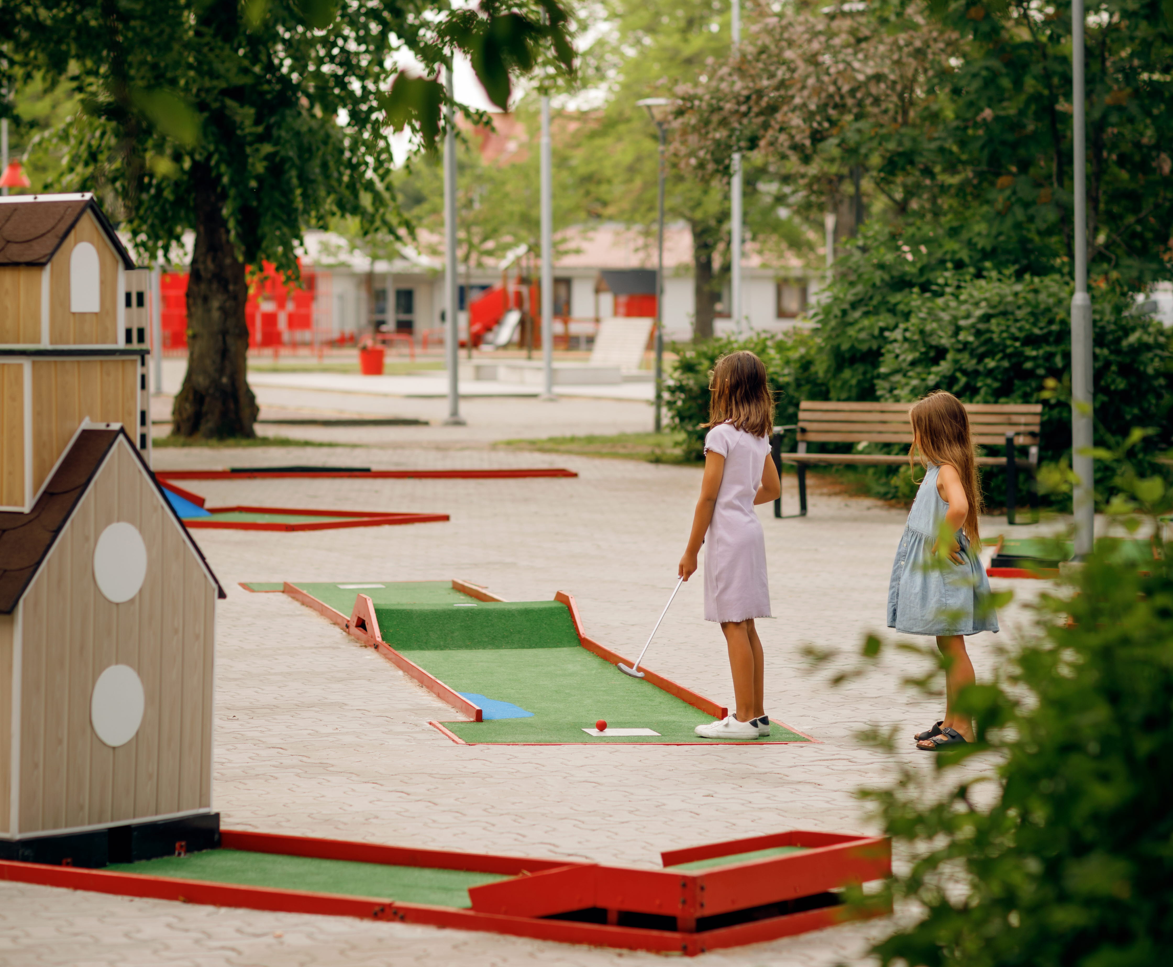 Minigolfbana i Vara med två små tjejer som spelar.