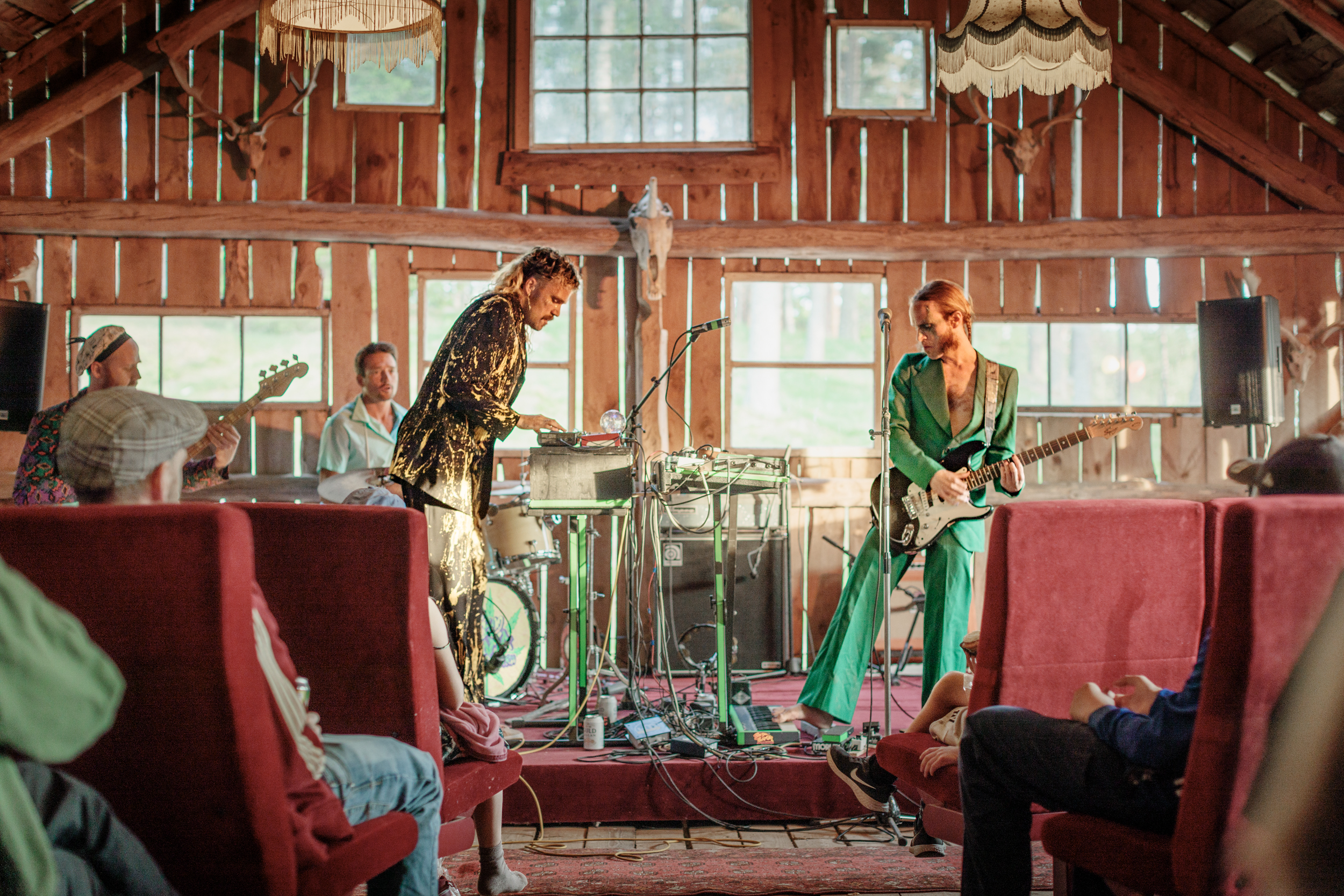 Två artister som uppträder. 