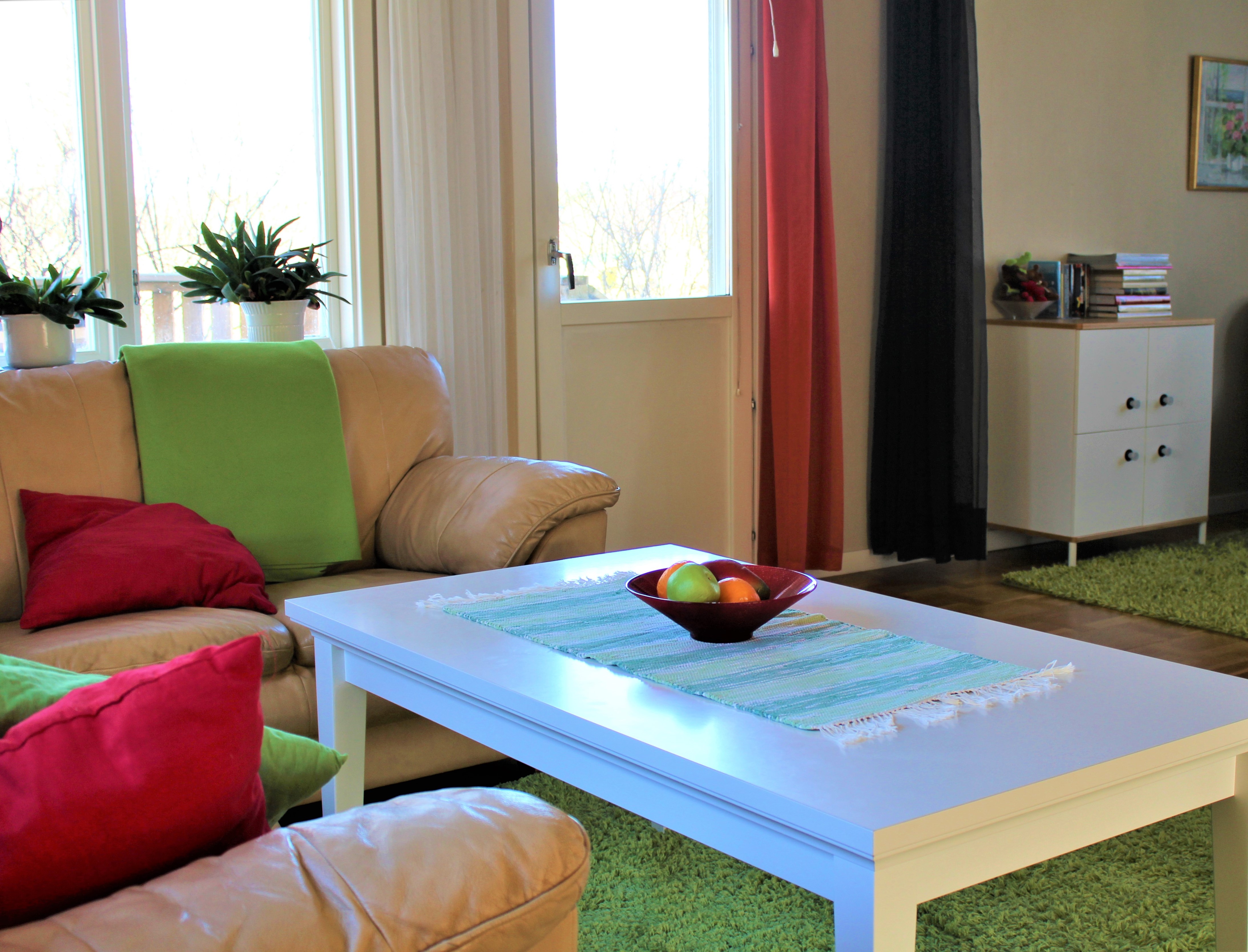 Ett vardagsrum med bord och soffa