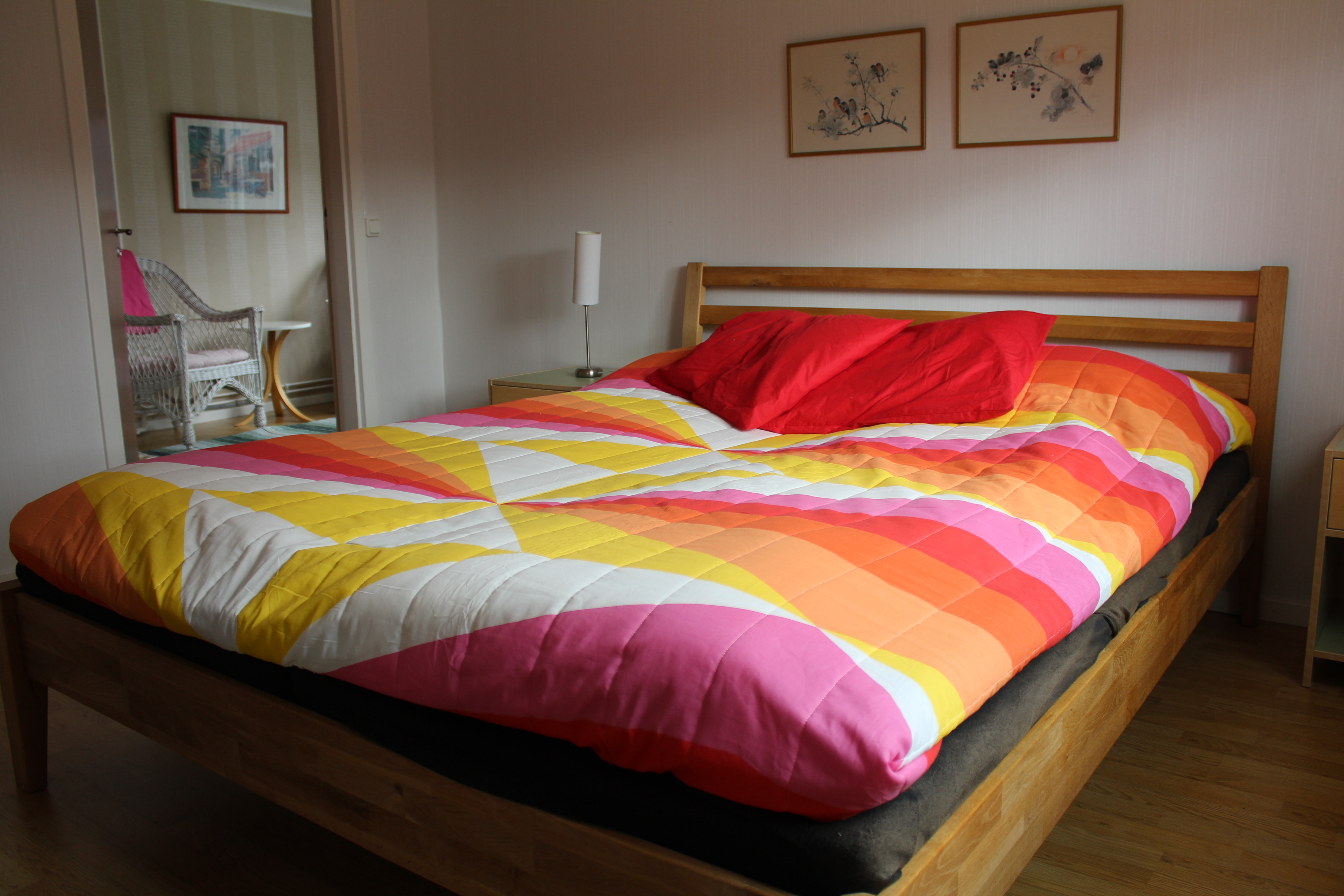 Ett sovrum med en dubbelsäng