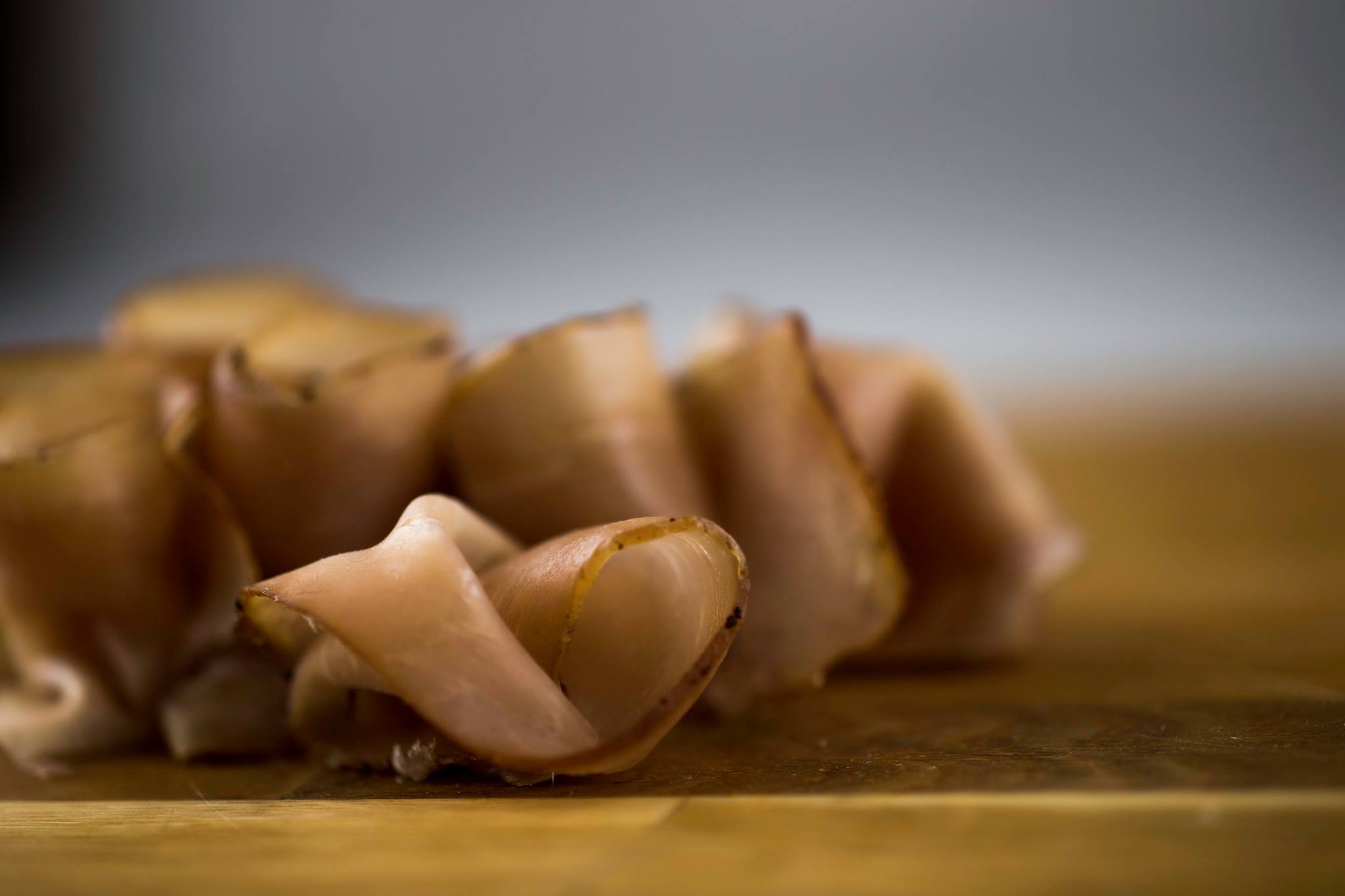 En bricka med charkuterier på. 