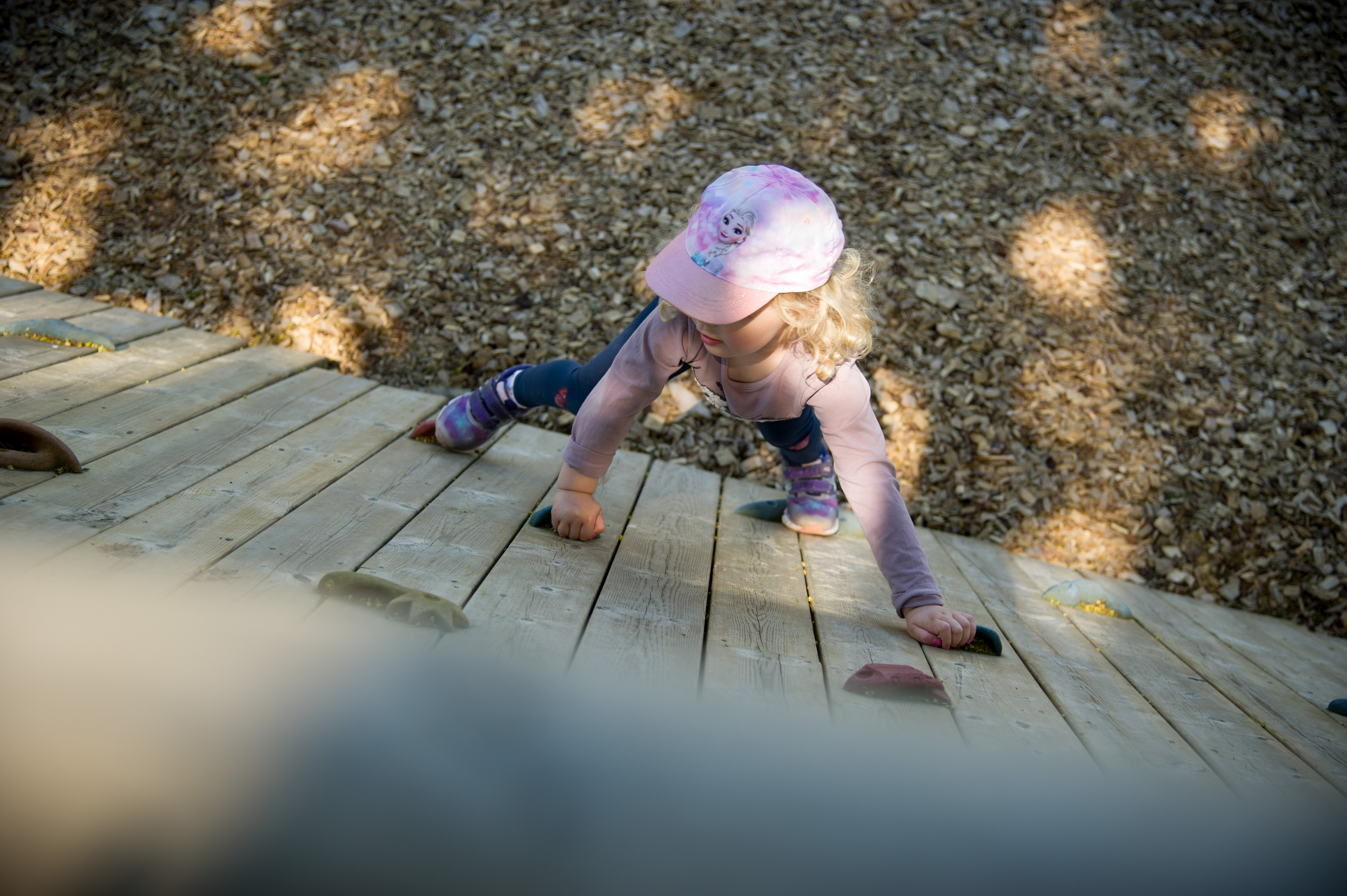 Ett barn klättrar upp för en klättervägg