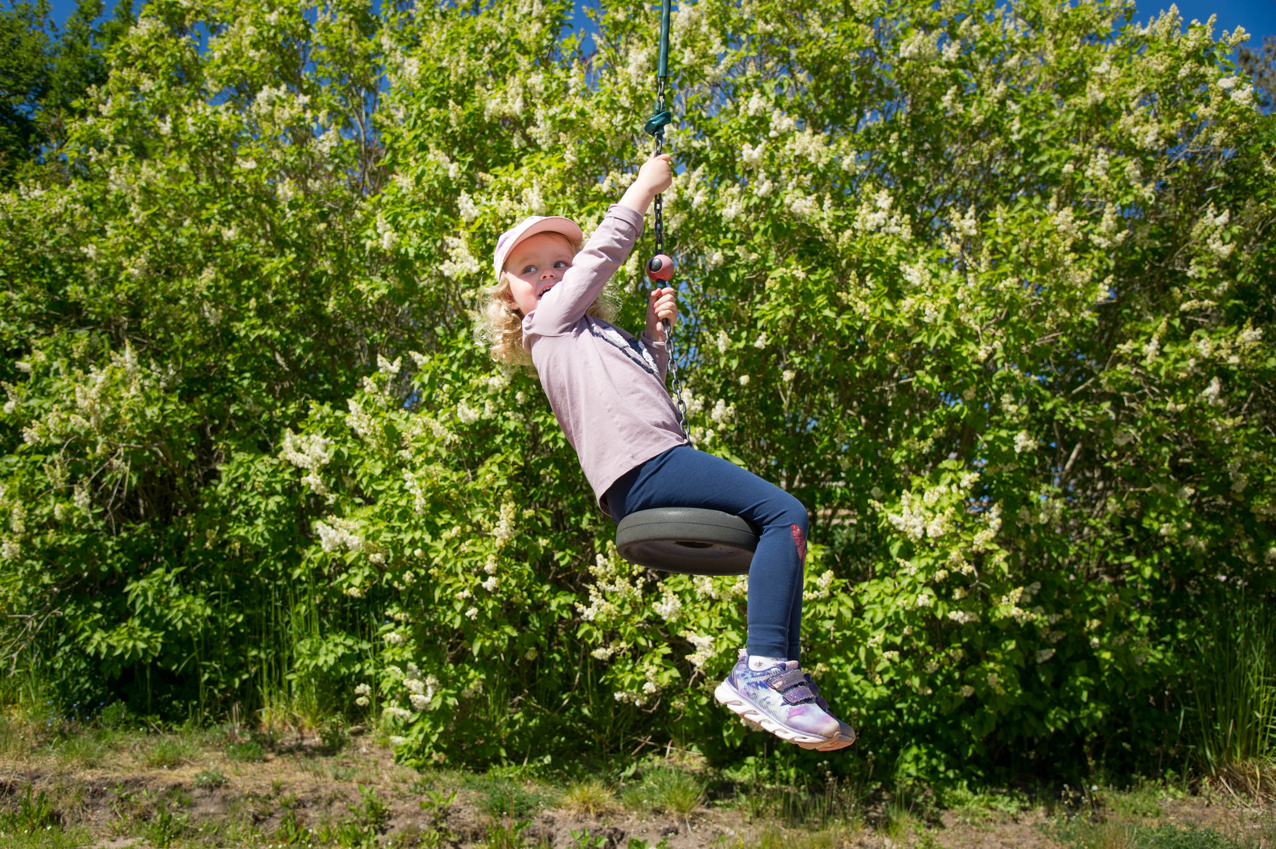 Ett barn sitter på en gunga