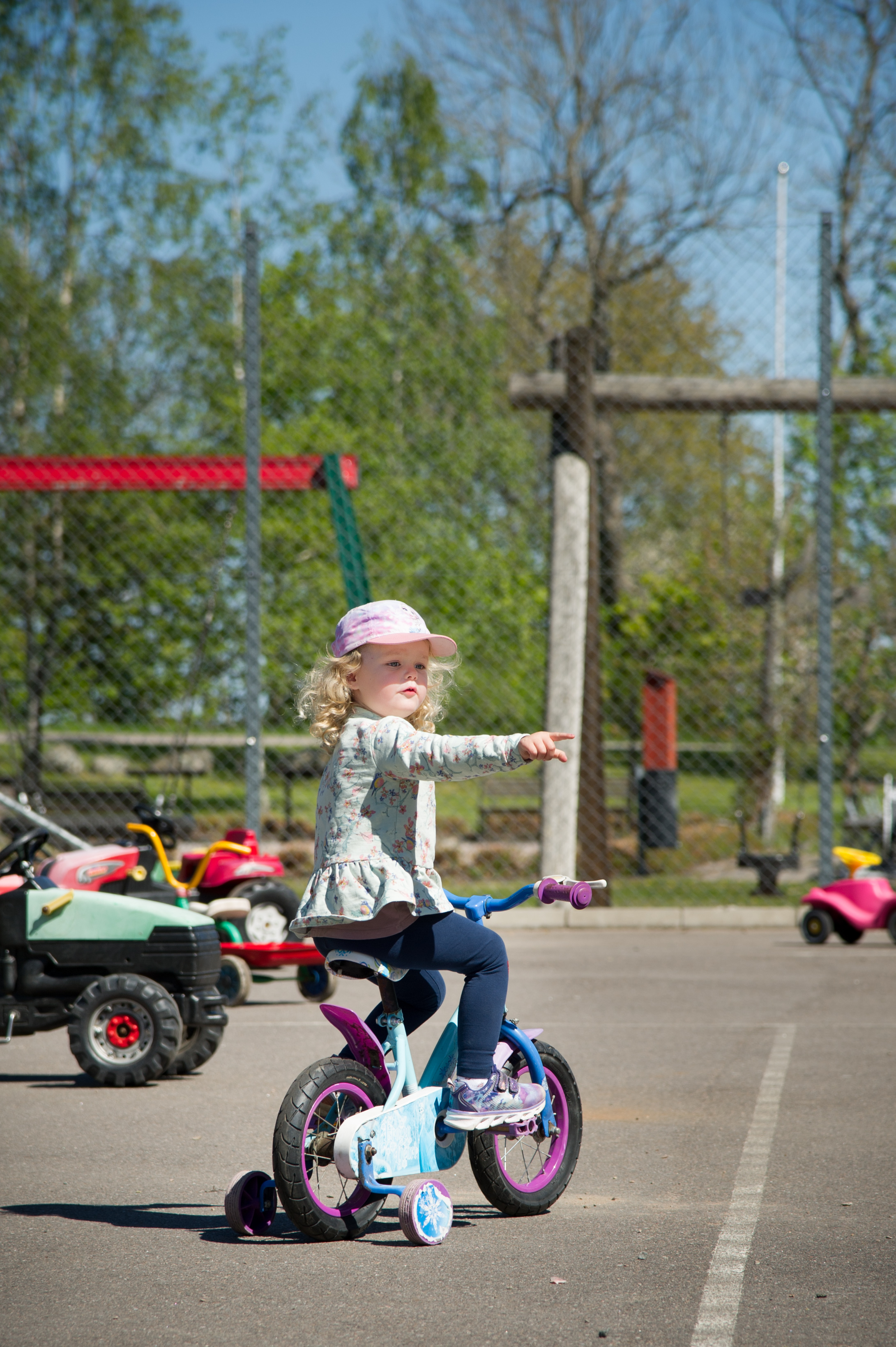 Ett barn som cyklar på en lekplats