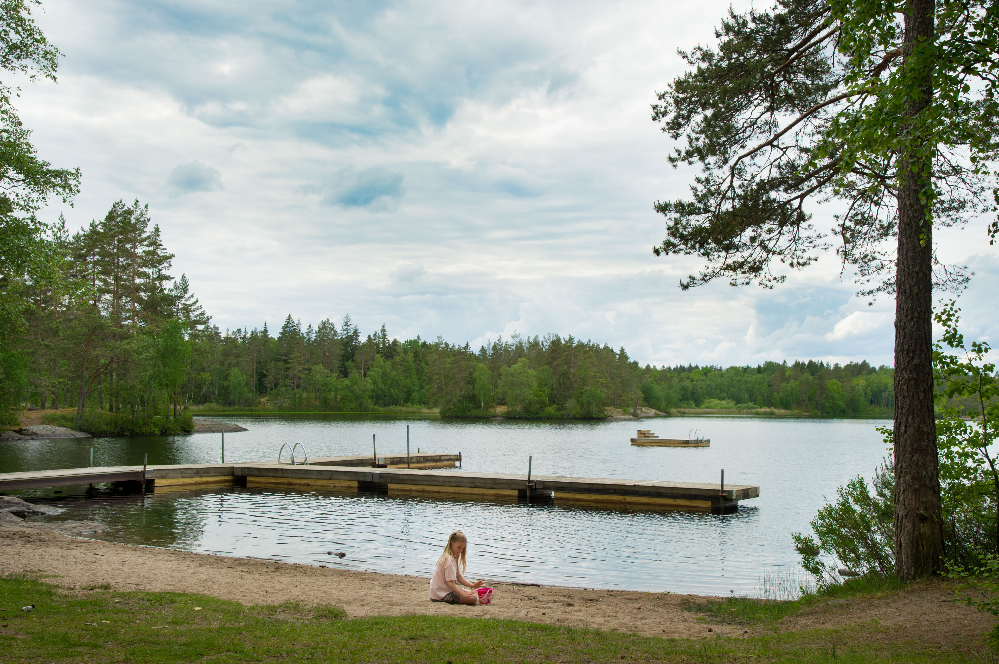 En badsjö med en brygga i