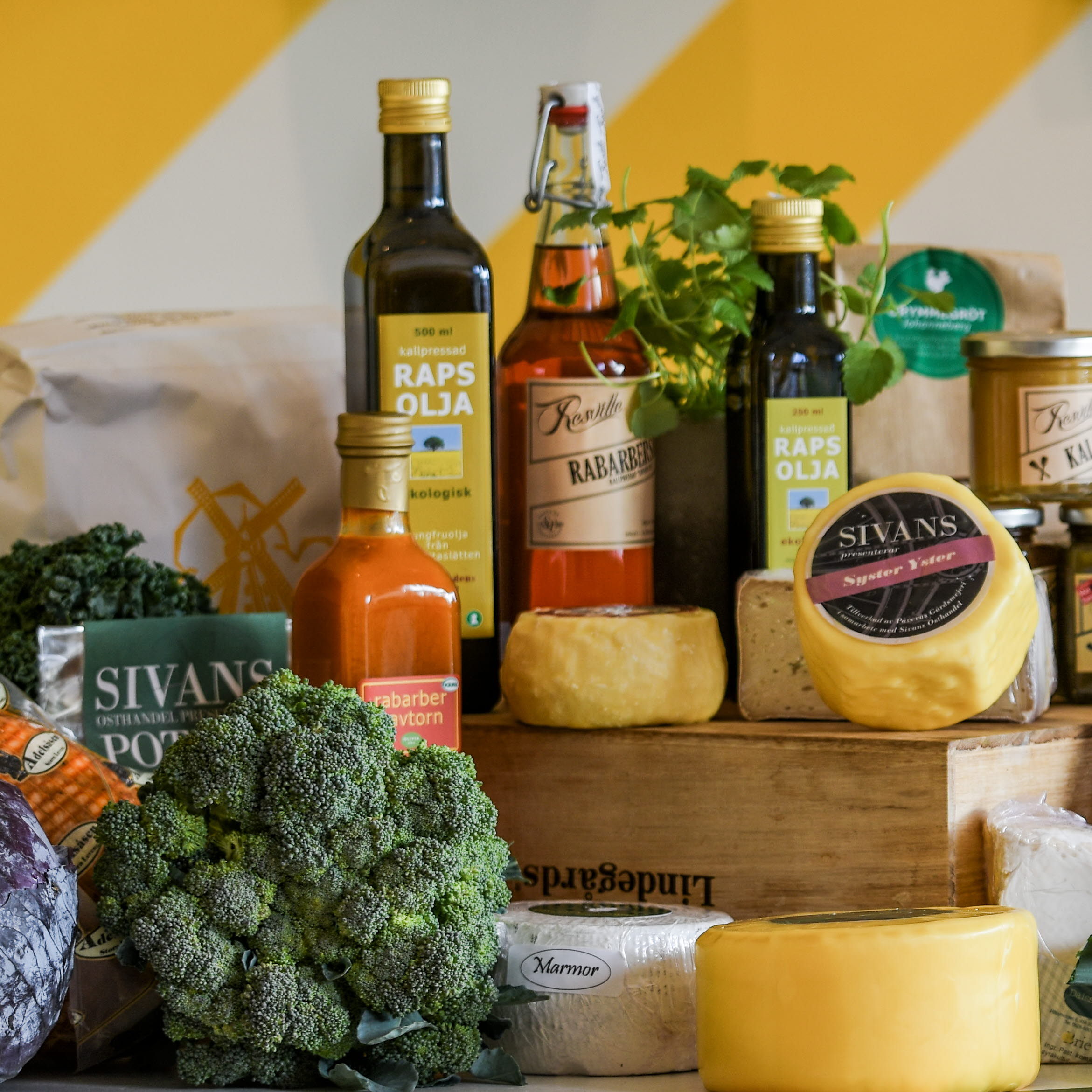 Ett stort uppdukat bord fullt av lokala produkter och råvaror från Varaslättens Skafferi.